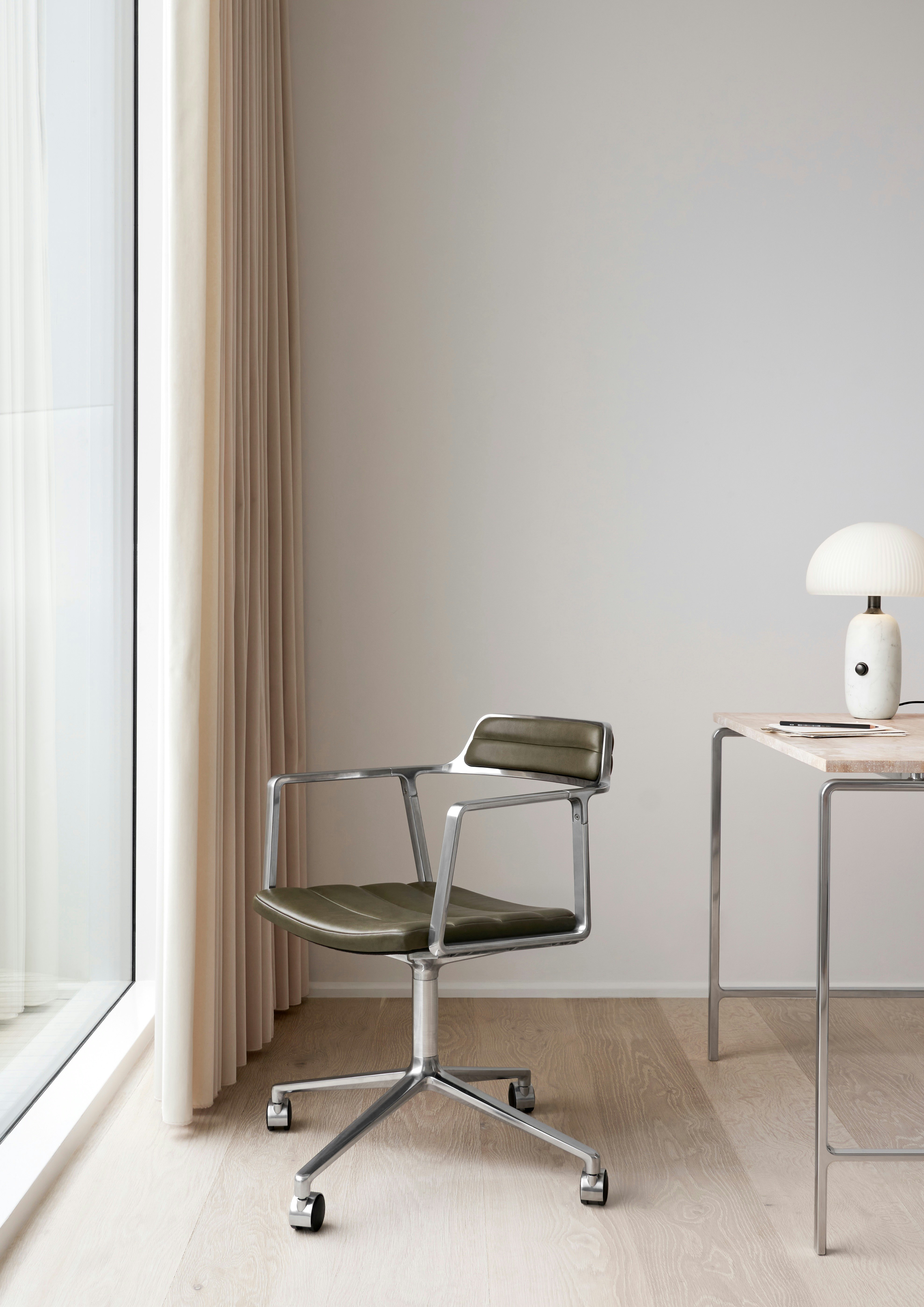 Vipp452 Swivel Chair