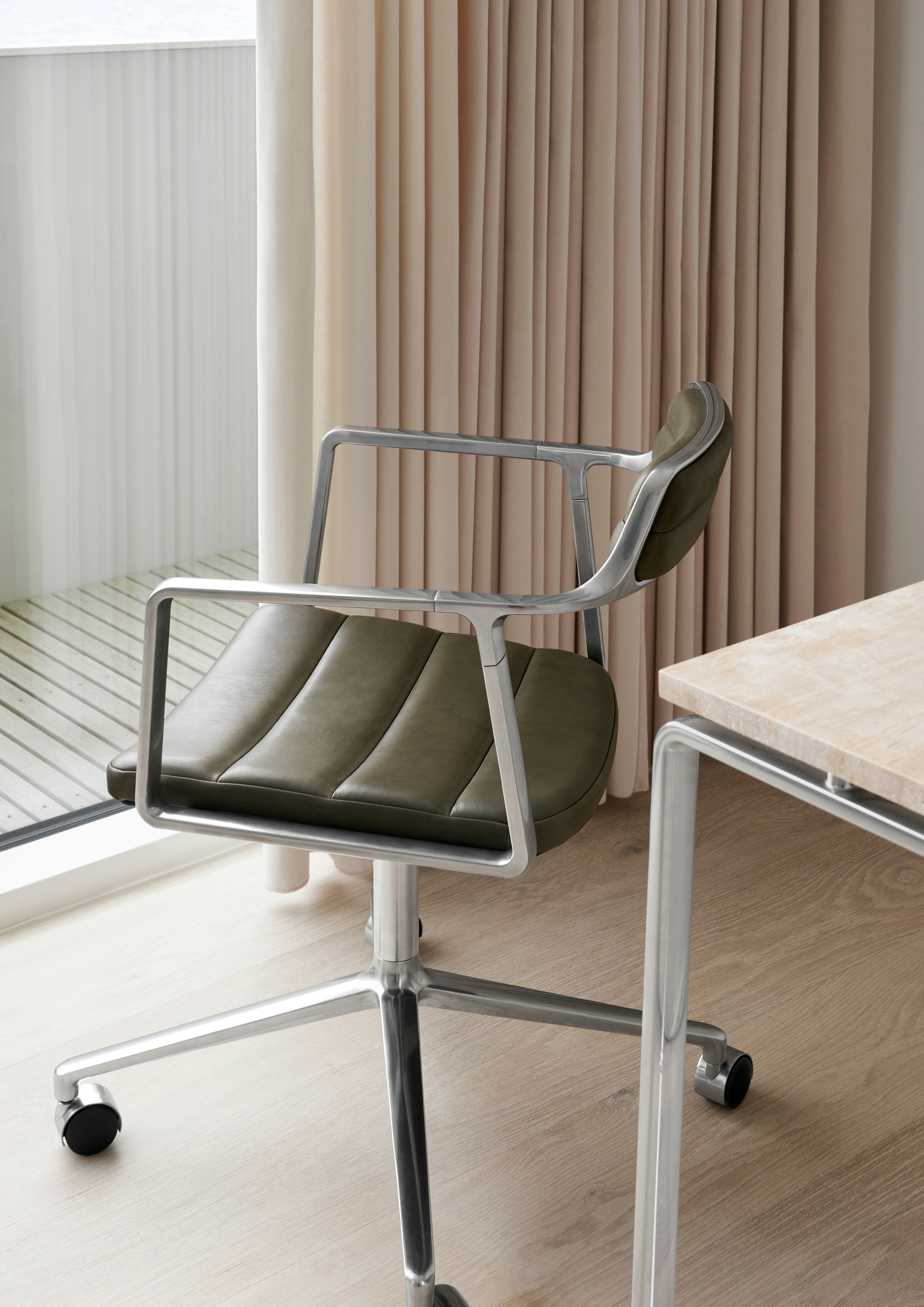 Vipp452 Swivel Chair