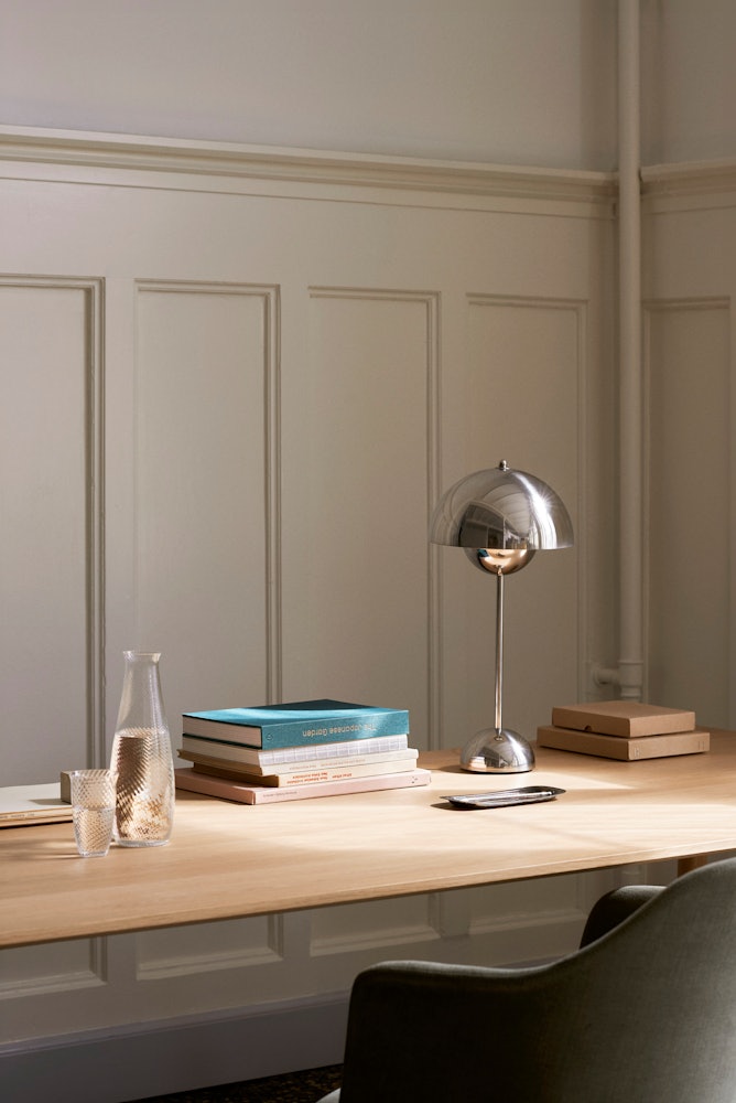 VP3 Flowerpot Table Lamp