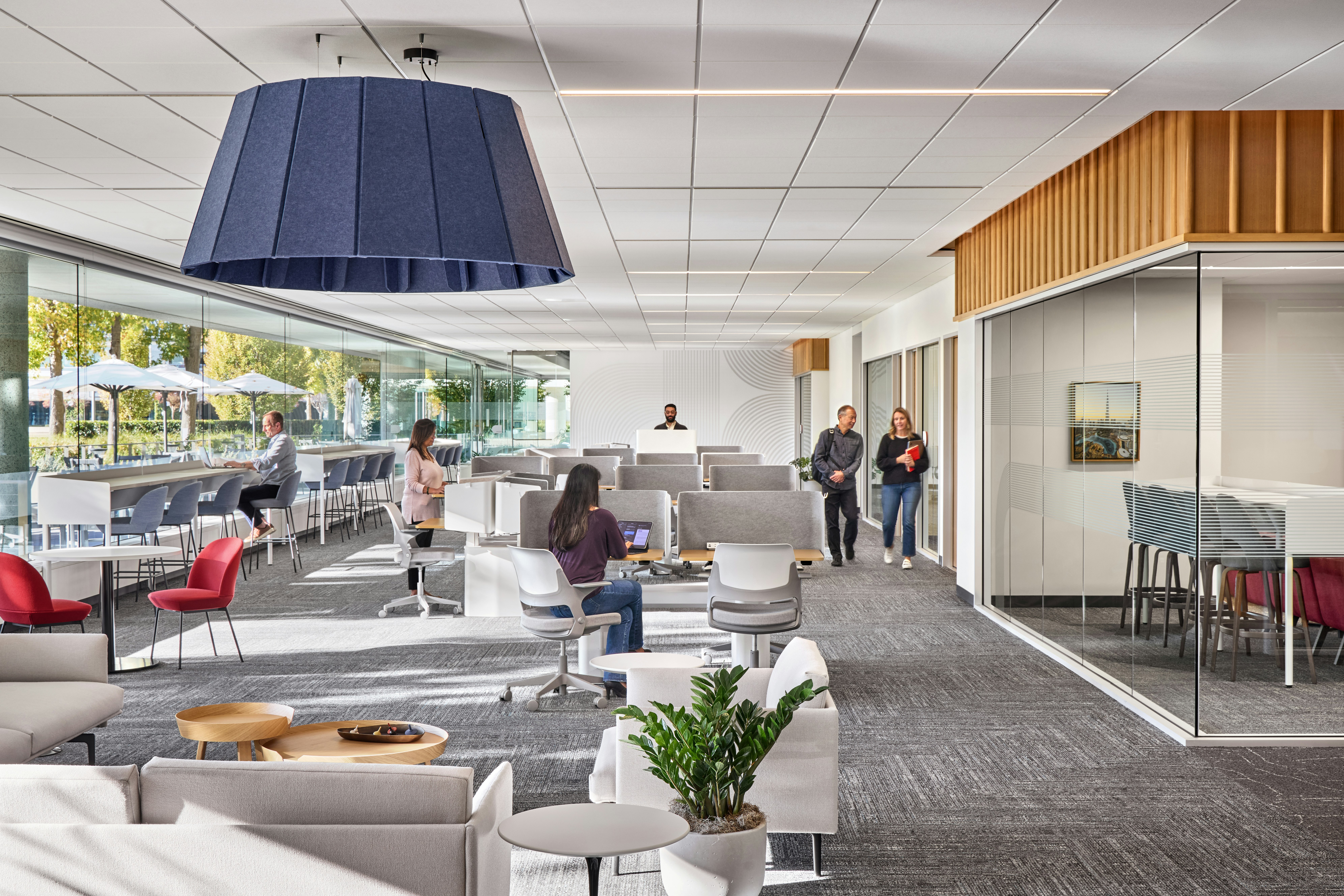 Open collaborative workplace with OE1 Micro Pack desks, Ollo Chairs by Knoll, and assorted lounge furniture.
