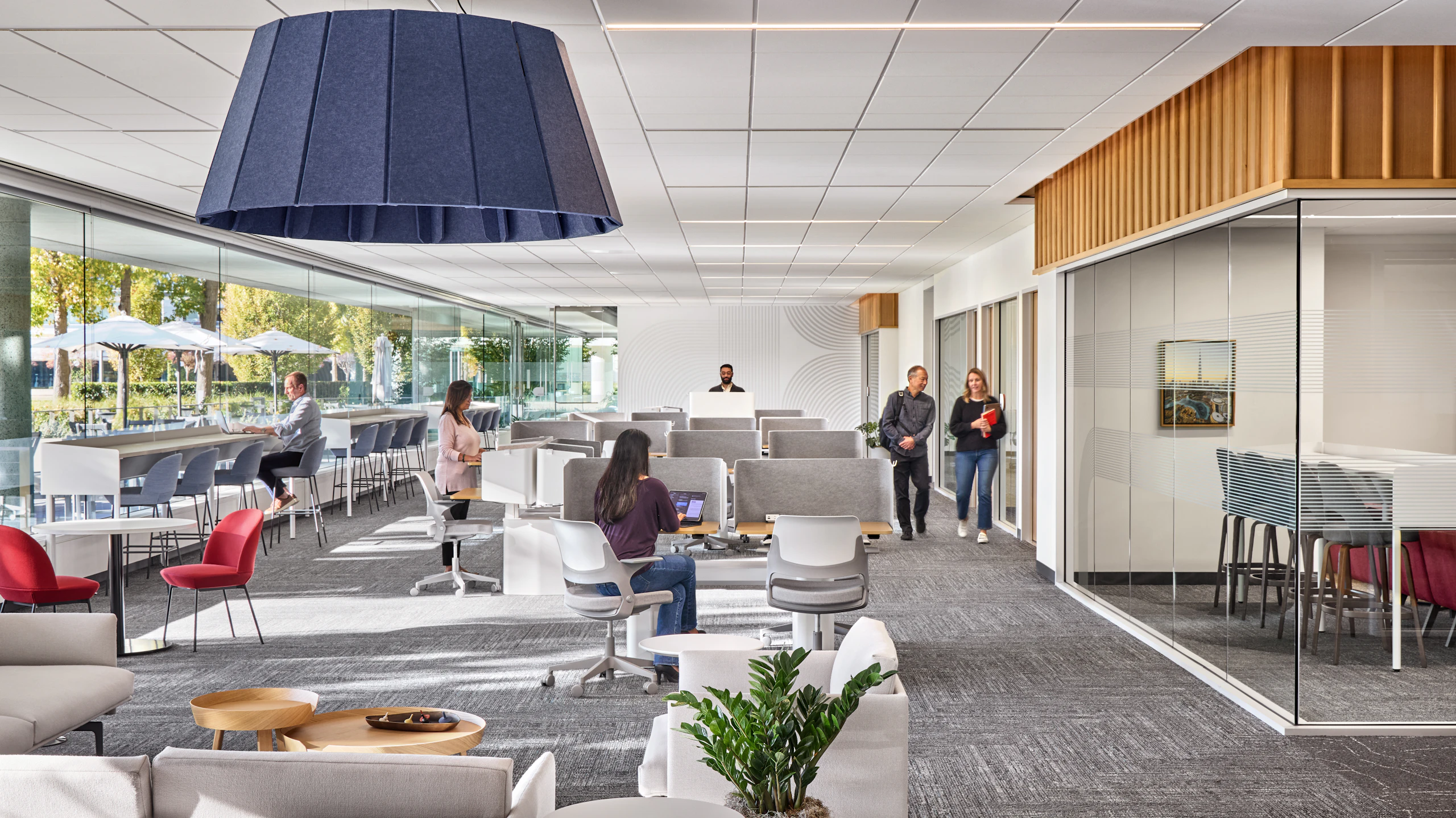 Open collaborative workplace with OE1 Micro Pack desks, Ollo Chairs by Knoll, and assorted lounge furniture.