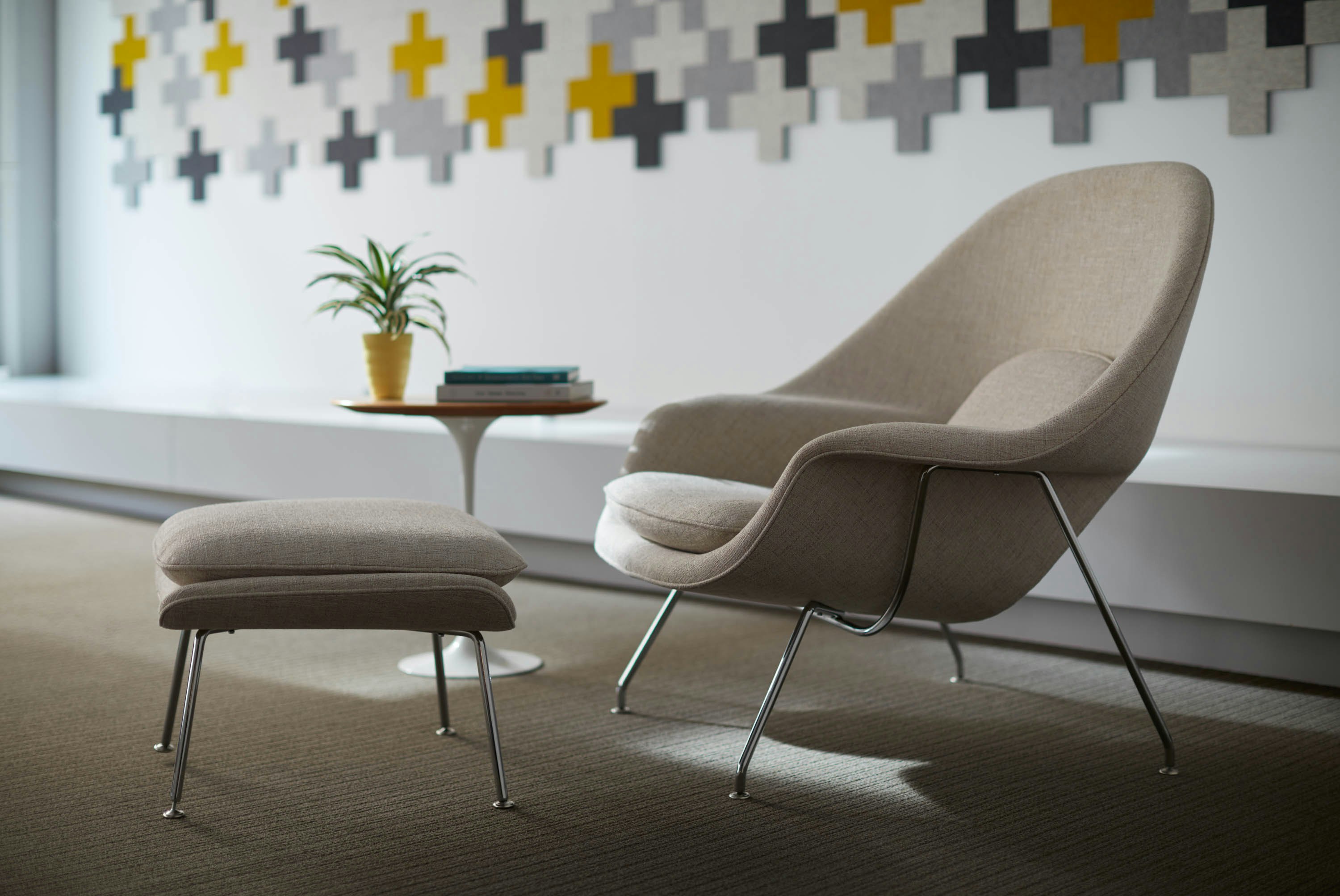 saarinen knoll boston showroom womb chair with ottoman saarinen side table filzfelt