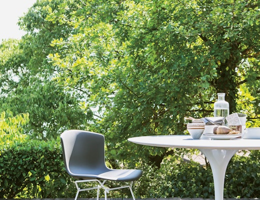 Bertoia Molded Shell Side Chair with Saarinen Outdoor Dining Table Saarinen Outdoor Dining Table Bertoia Molded Shell Side Chair