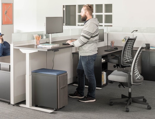 Tone Height-Adjustable Table Knoll Tone height-adjustable table with fully-painted white base and Remix ergonomic chair