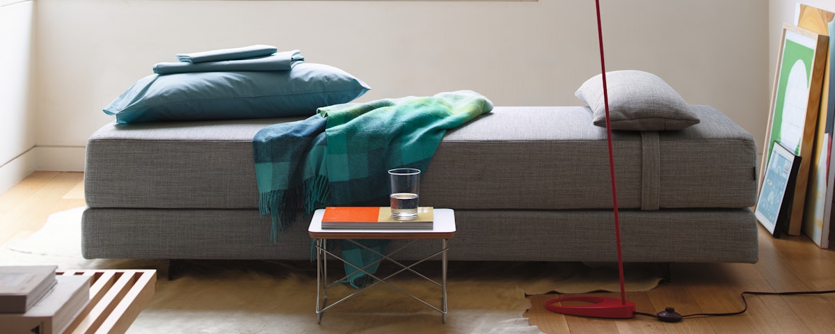 Duet Daybed and Eames Wire Side Table in a lving room setting