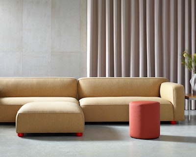 Ein Barber Osgerby Sofa von Knoll in Hellbraun mit rotem Gestell.