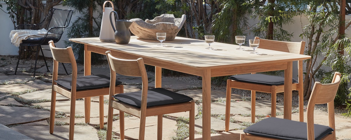 Terassi Dining Table and Terassi Dining Side Chairs in an outdoor setting