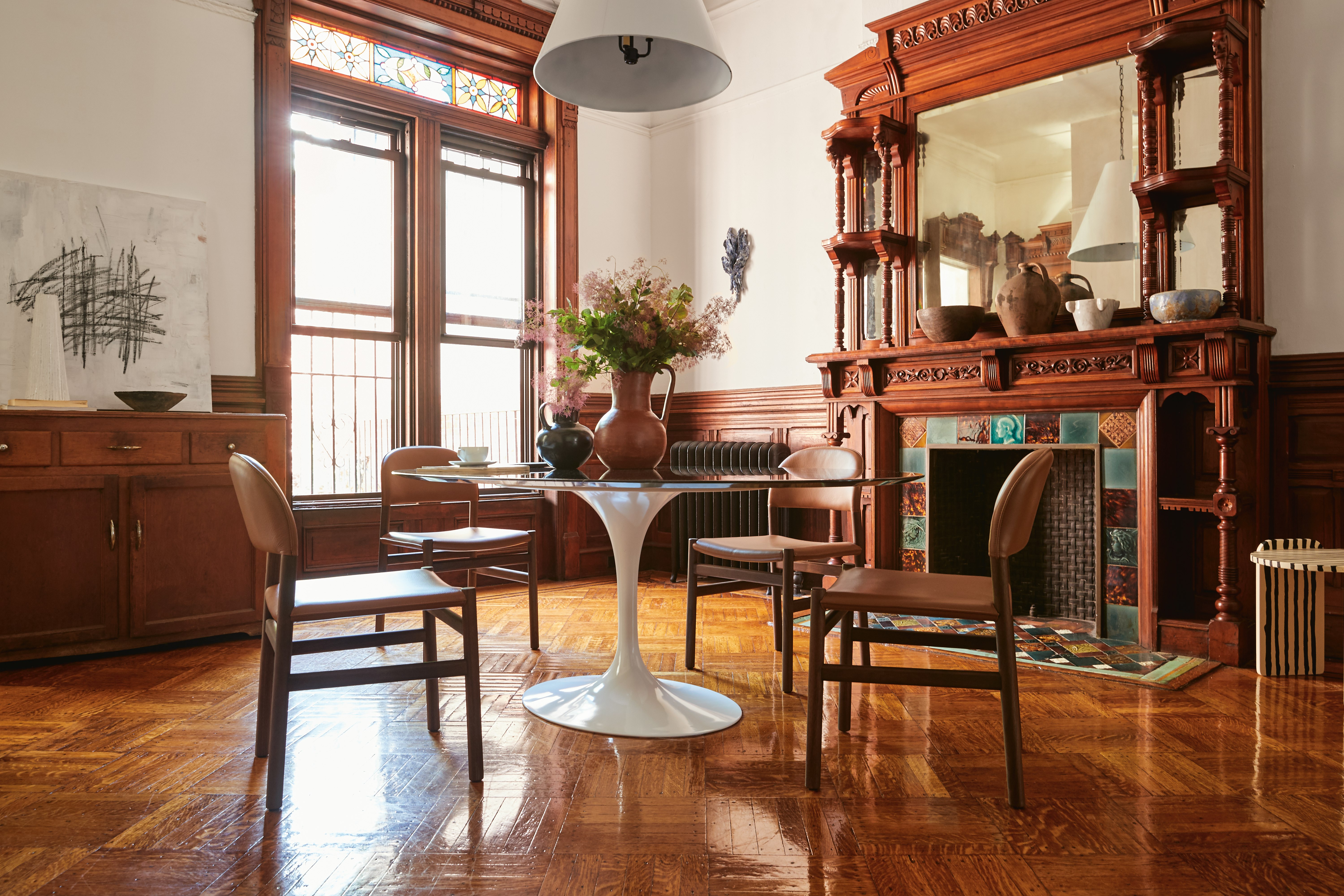 Kin Chairs around a Saarinen Dining Table in a dining room setting