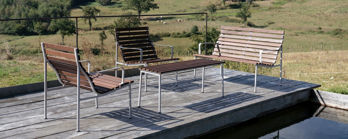 Two Traverse Lounge Chairs and a Traverse Bench at a poolside setting