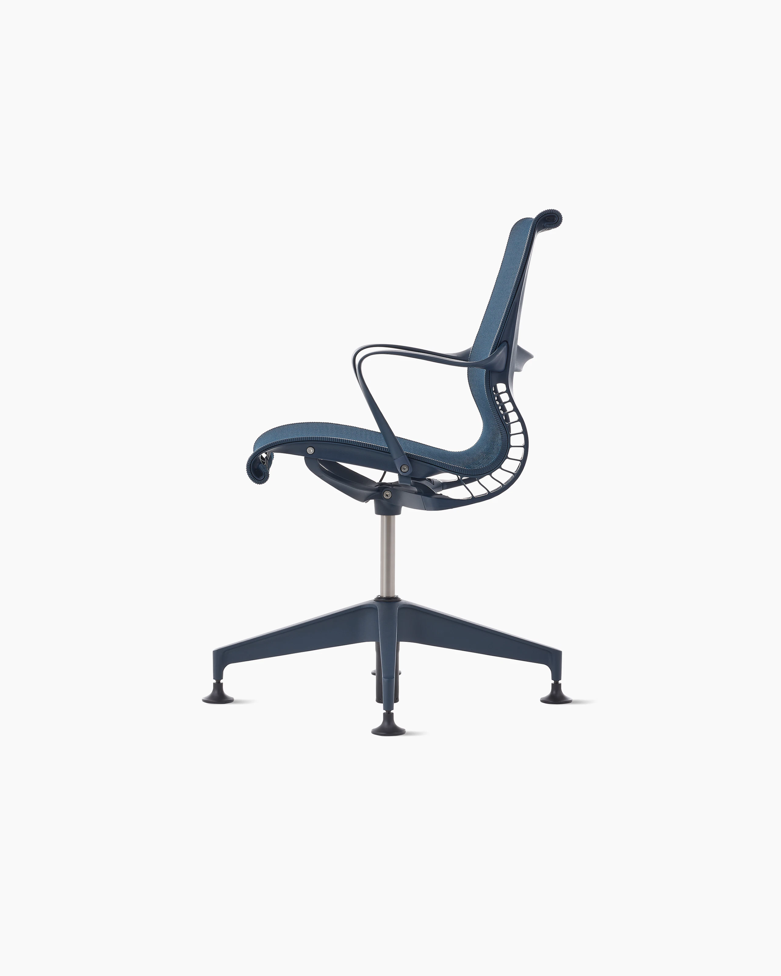 Side view of a Setu side chair with fixed arms in dark blue.