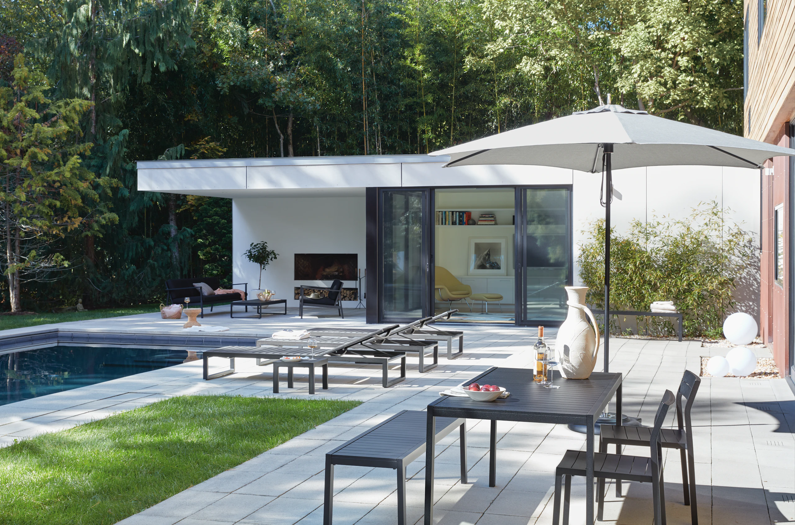 Eos Chaise with Tuuci Umbrella