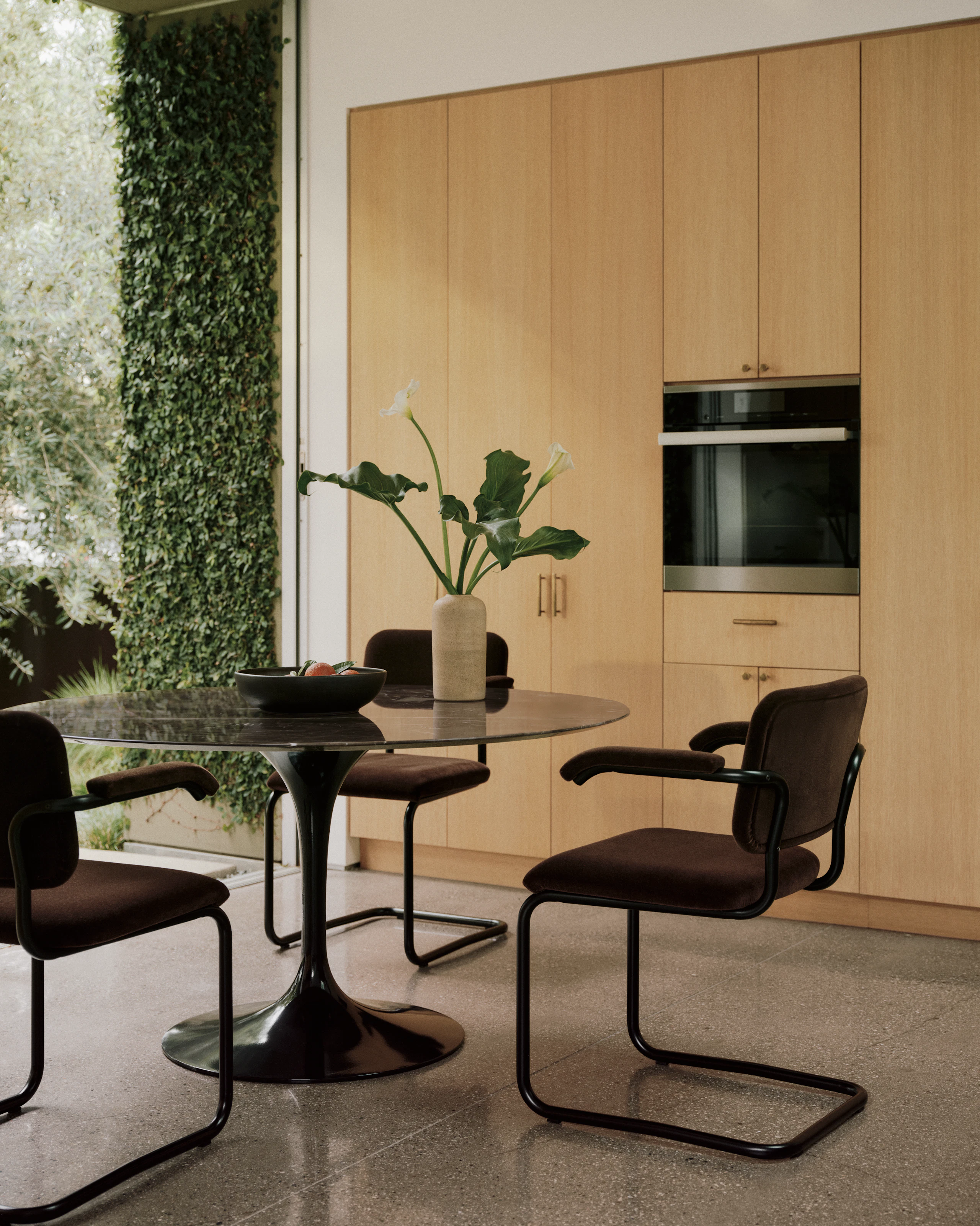 Saarinen Round Dining Table in Espresso Marble with Cesca Chairs