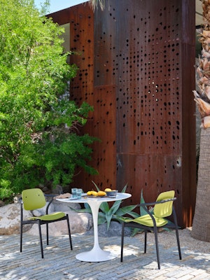 Iquo Armchairs Saarinen Outdoor Dining Table