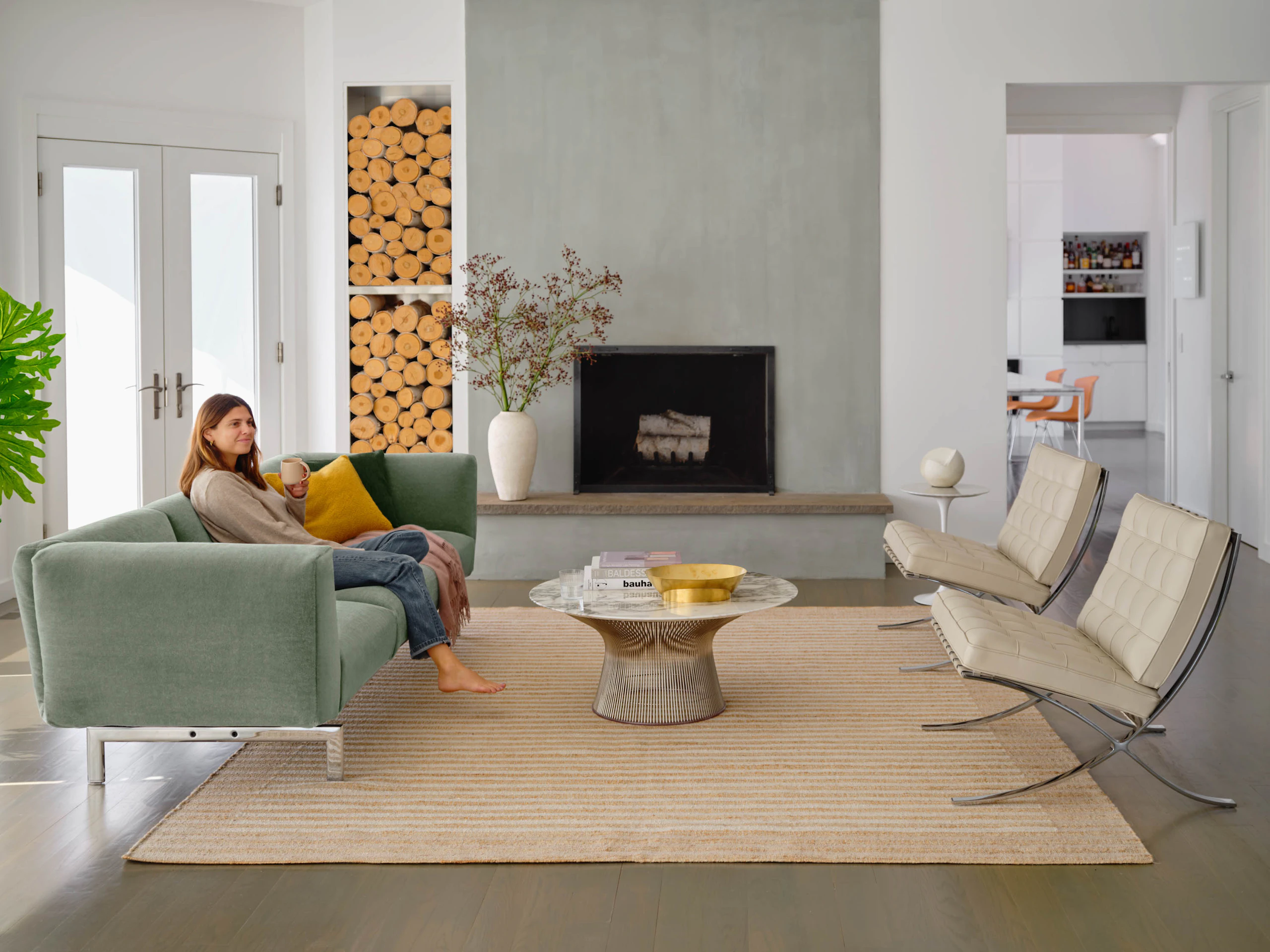 Avio Sofa Platner Coffee Table Barcelona Chair Saarinen Side Table