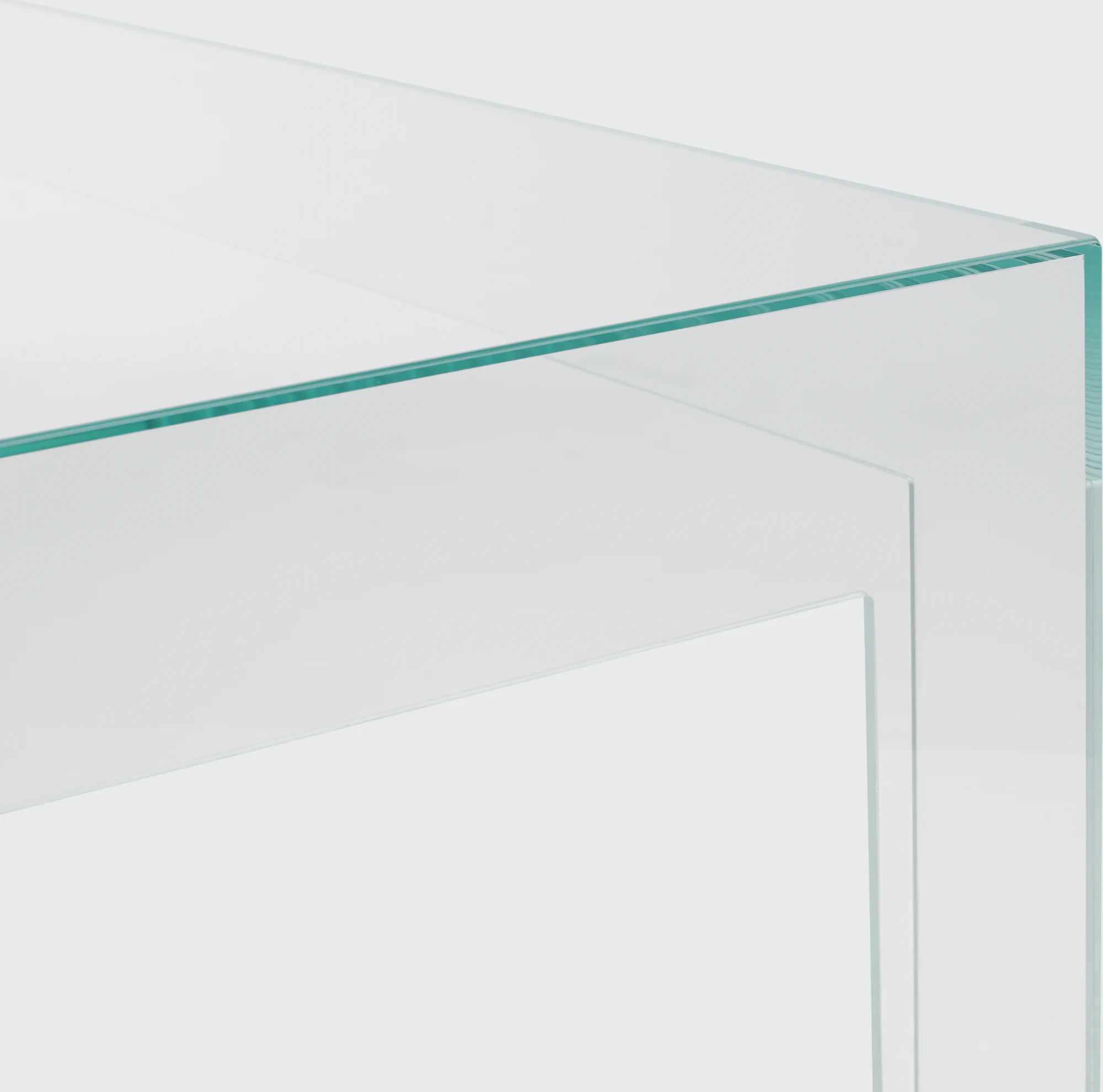 Atlantis Tavoli coffee table corner with teal metal frame and clear glass top edge