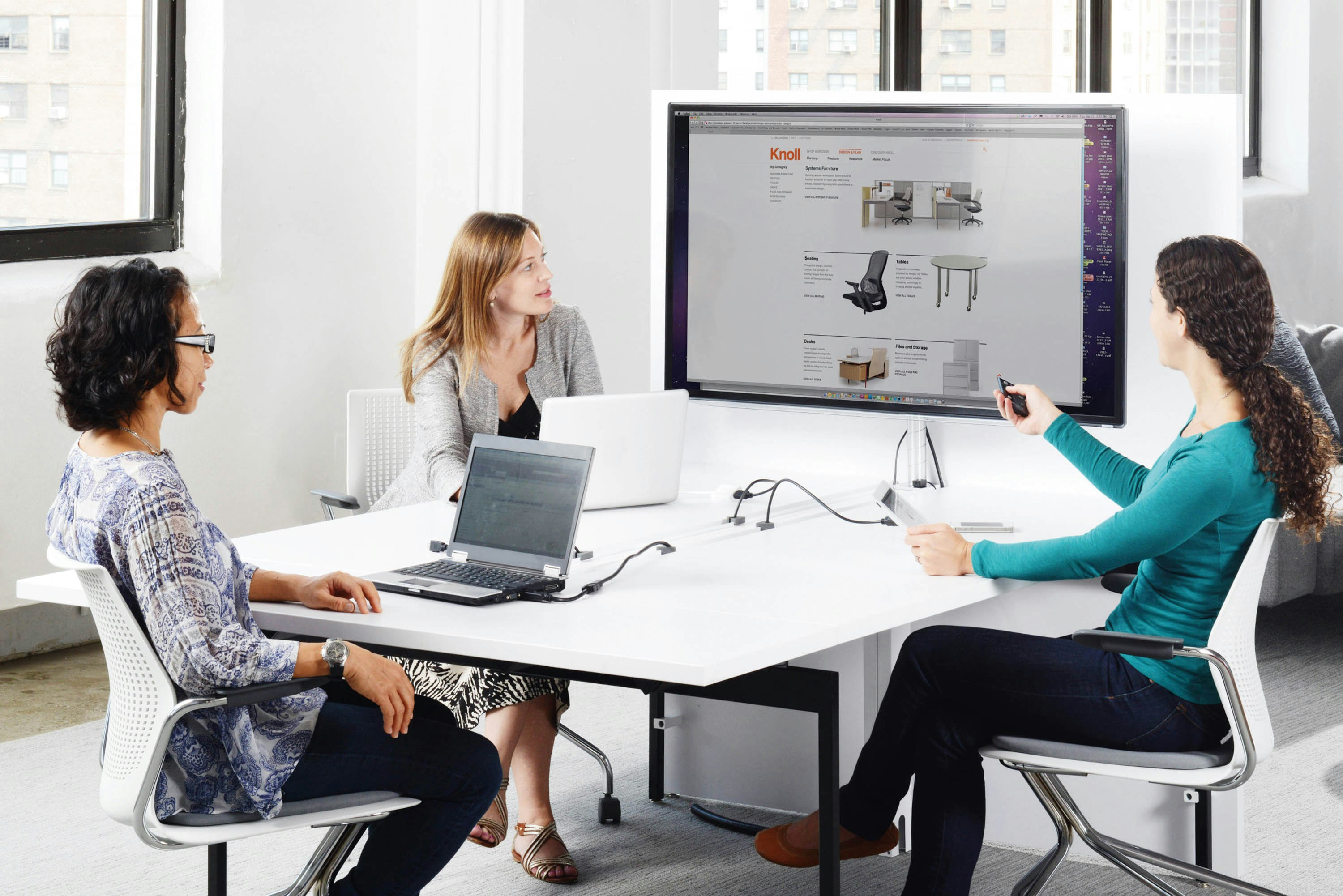 Knoll Media Enclave for Meetings