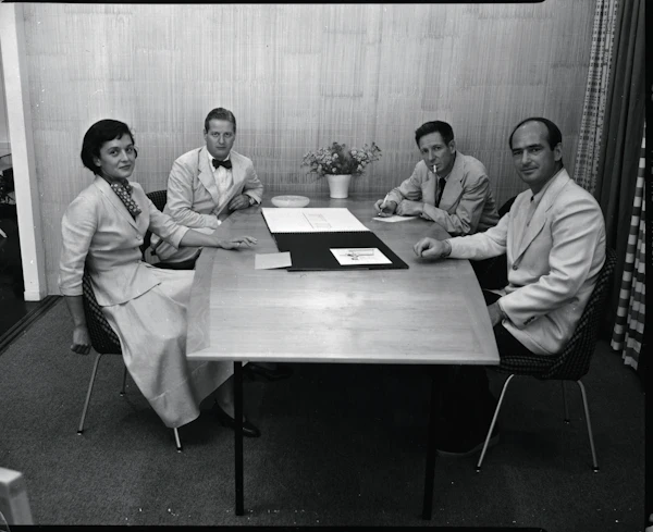 Detalle de mesa y sillas Bertoia — diseño original Knoll