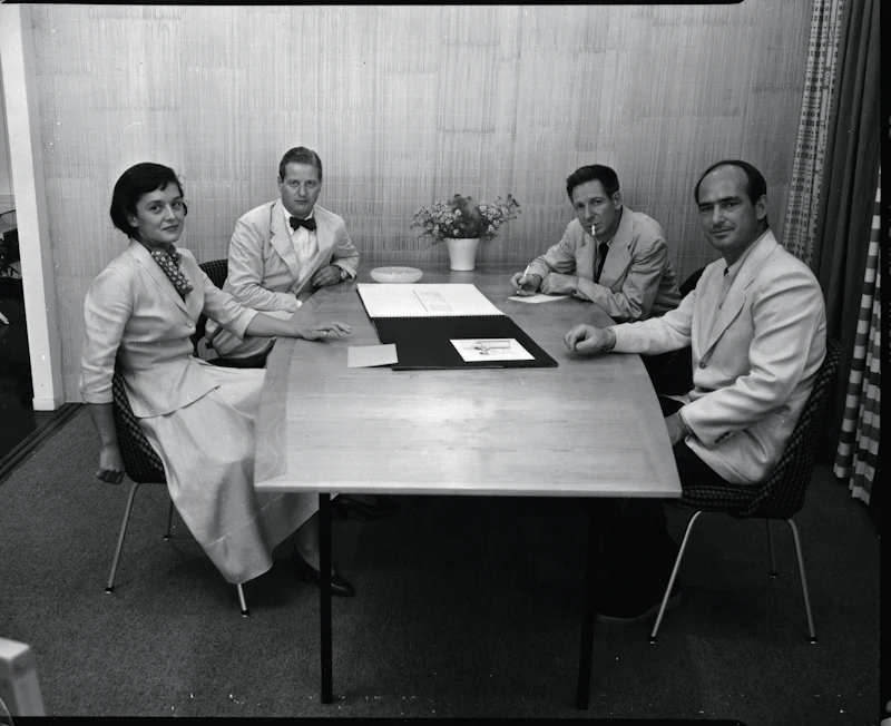 Mobiliario Knoll clásico — mesa y sillas Bertoia