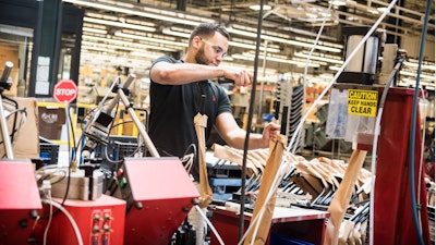 Ein Mitarbeiter bei der Arbeit in einer Produktionsanlage.