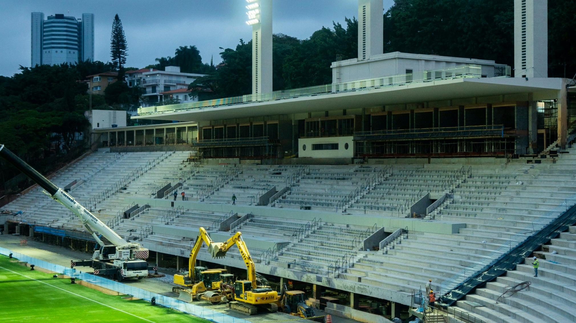 A construction scene showing the renovation process of the stands of the Pacaembu Sports Complex by RADDAR