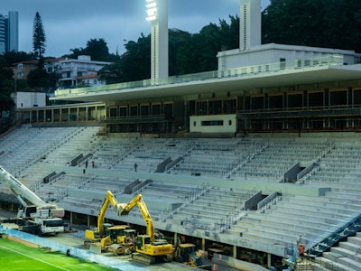 A construction scene showing the renovation process of the stands of the Pacaembu Sports Complex by RADDAR