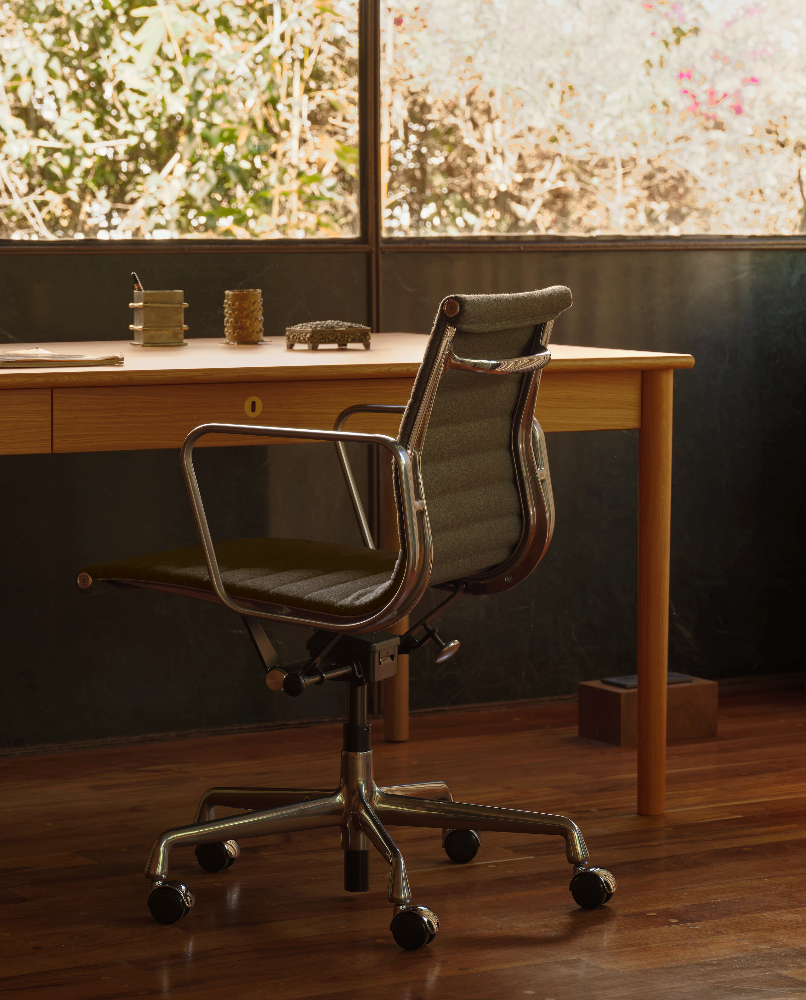 Edel Desk and EAG in Green