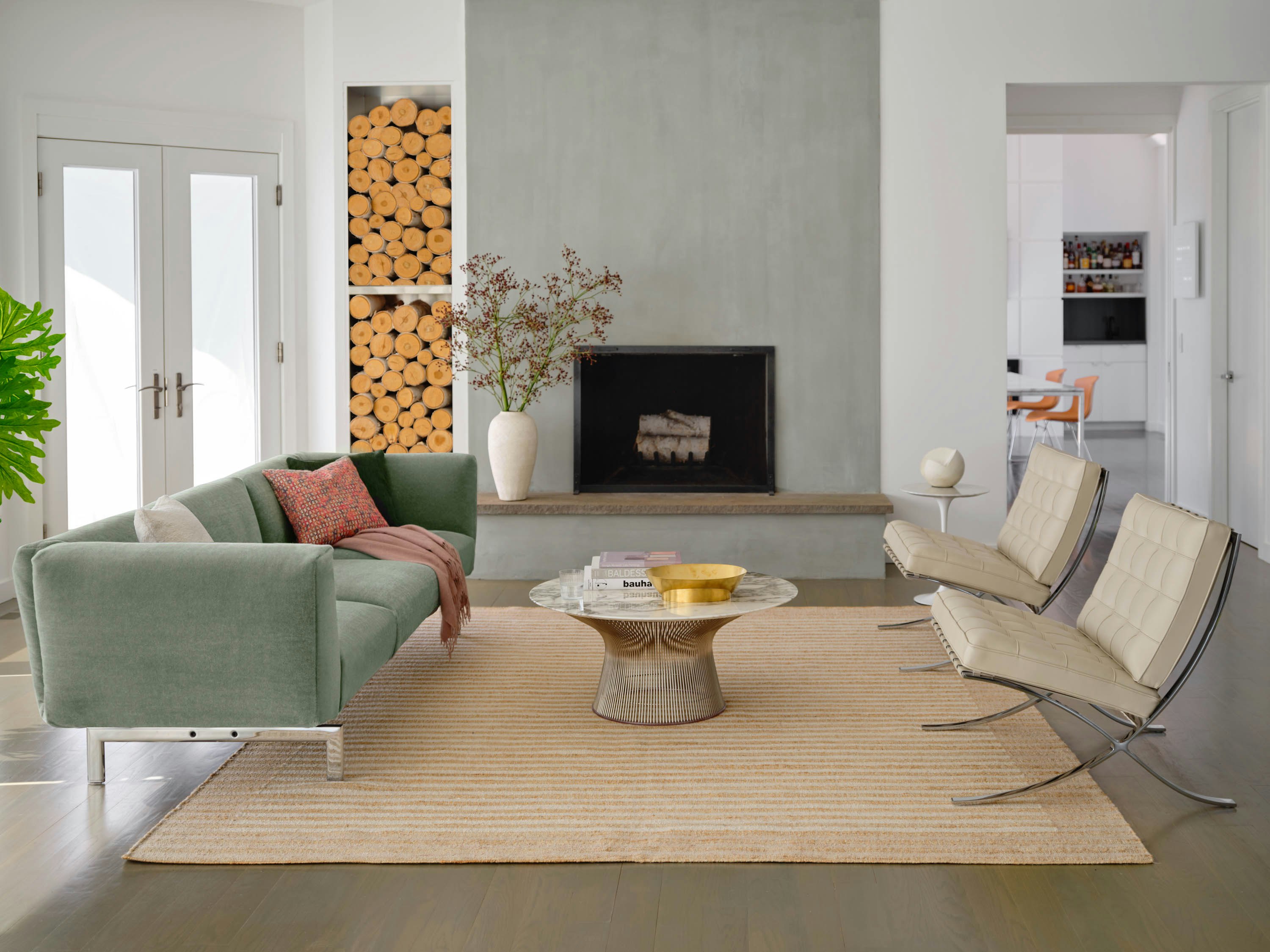 Avio Sofa Platner Coffee Table Barcelona Chair Saarinen Side Table