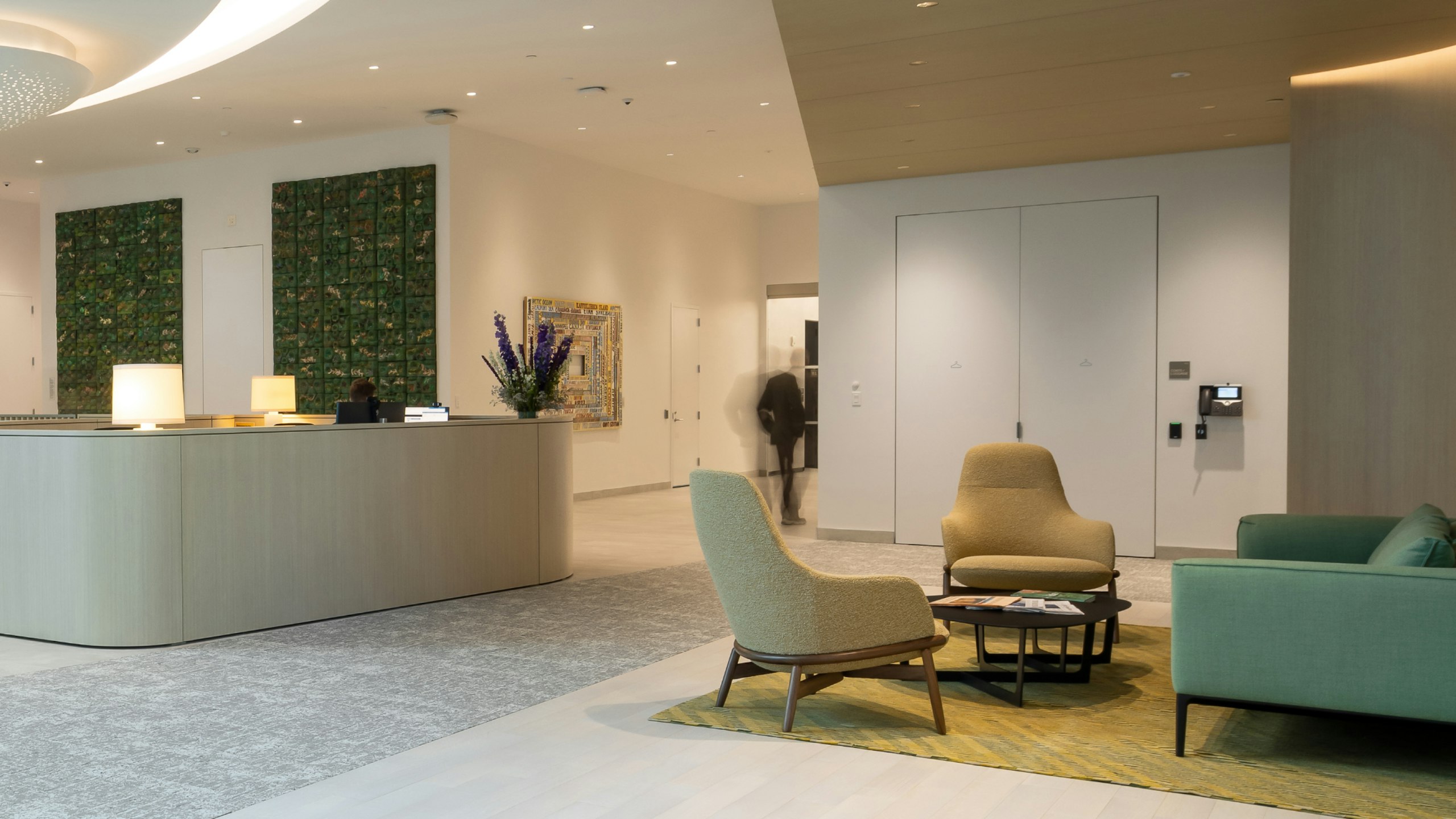 Una zona para sentarse y estación de trabajo comunitaria en las oficinas de BlackRock en la ciudad de Nueva York