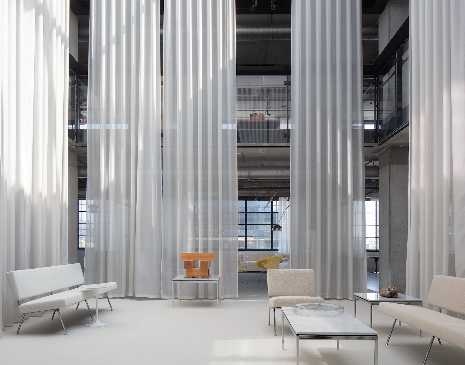 Interior arquitectónico Knoll con mobiliario moderno