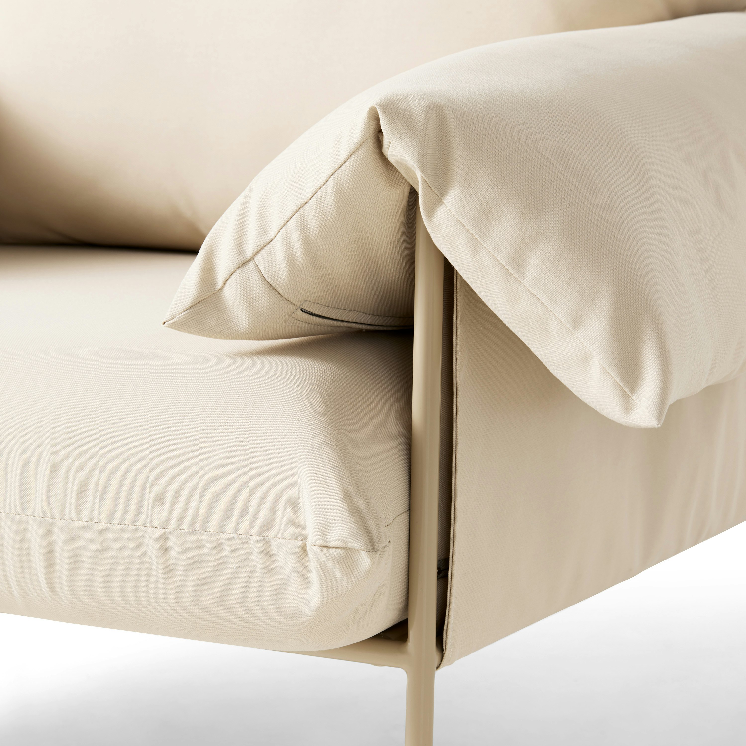 Alva Outdoor Lounge Chair in Palermo Sand