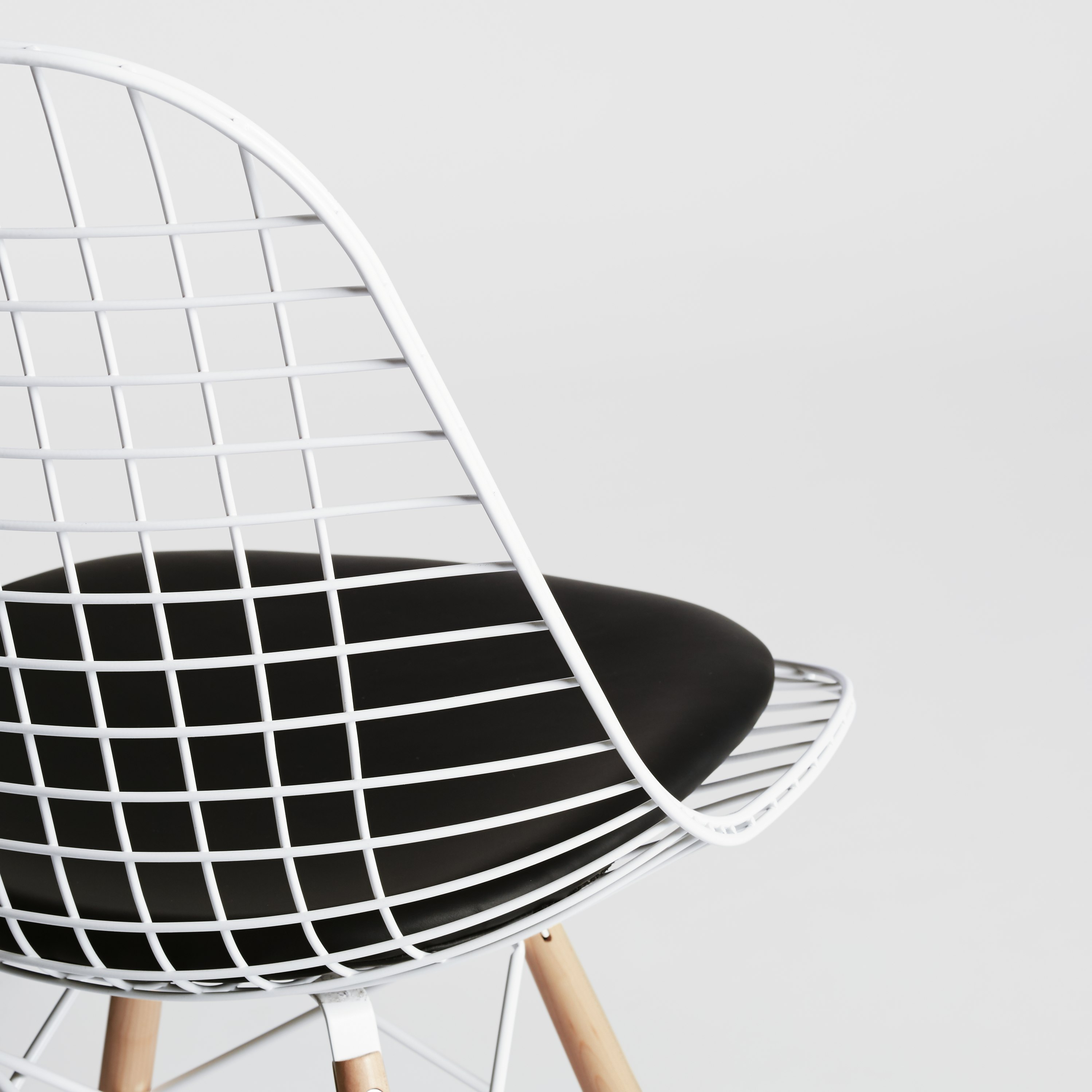 Eames Dowel-Leg Wire Chair with Seat Pad (DKW.5)