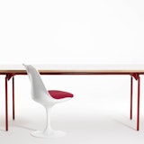 Antenna Workspaces Antenna Workspaces open plan office system with Saarinen Tulip chair