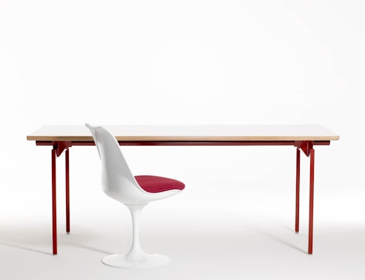 Antenna Workspaces Antenna Workspaces open plan office system with Saarinen Tulip chair
