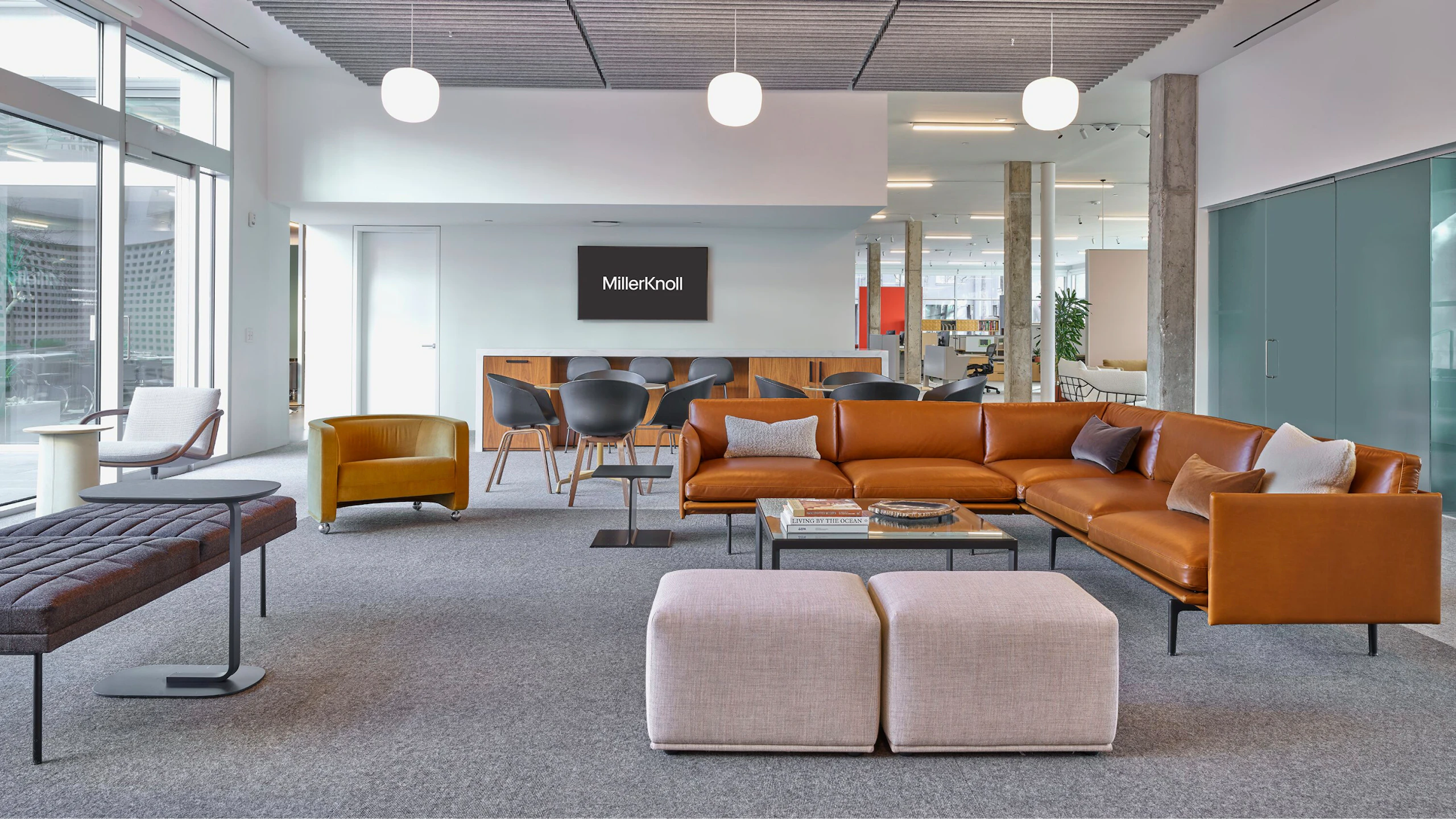 Varios arreglos de muebles en exhibición en el showroom de MillerKnoll Dallas