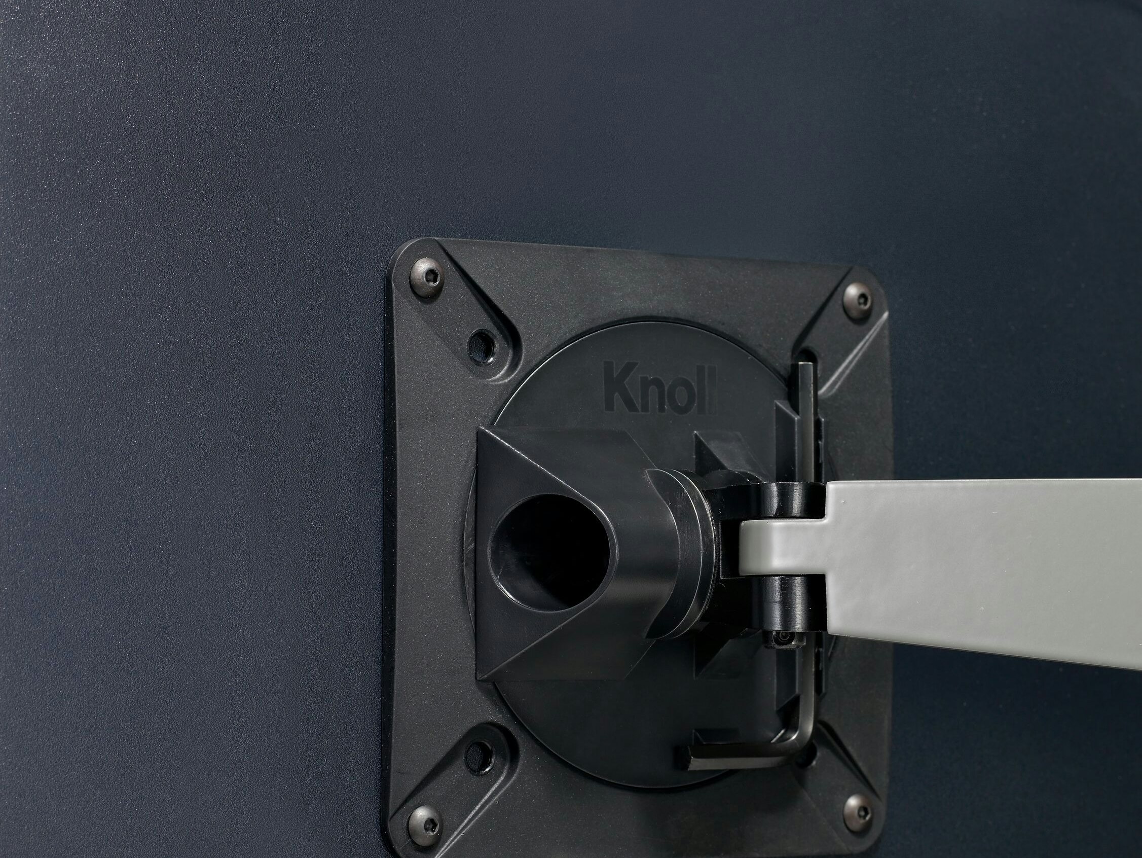 Sapper™ Single Monitor Arm | Knoll