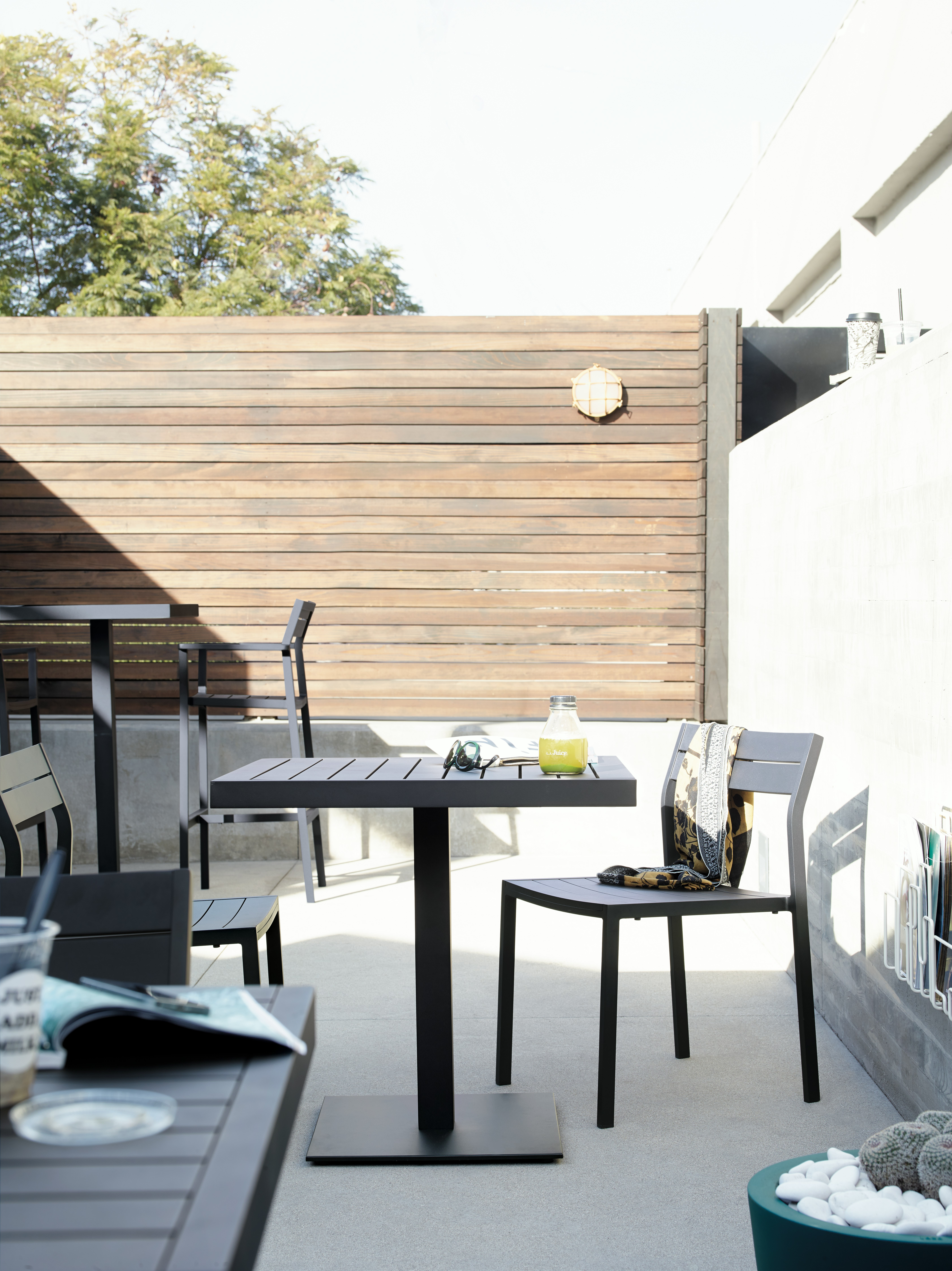 Eos Caf&eacute; Table