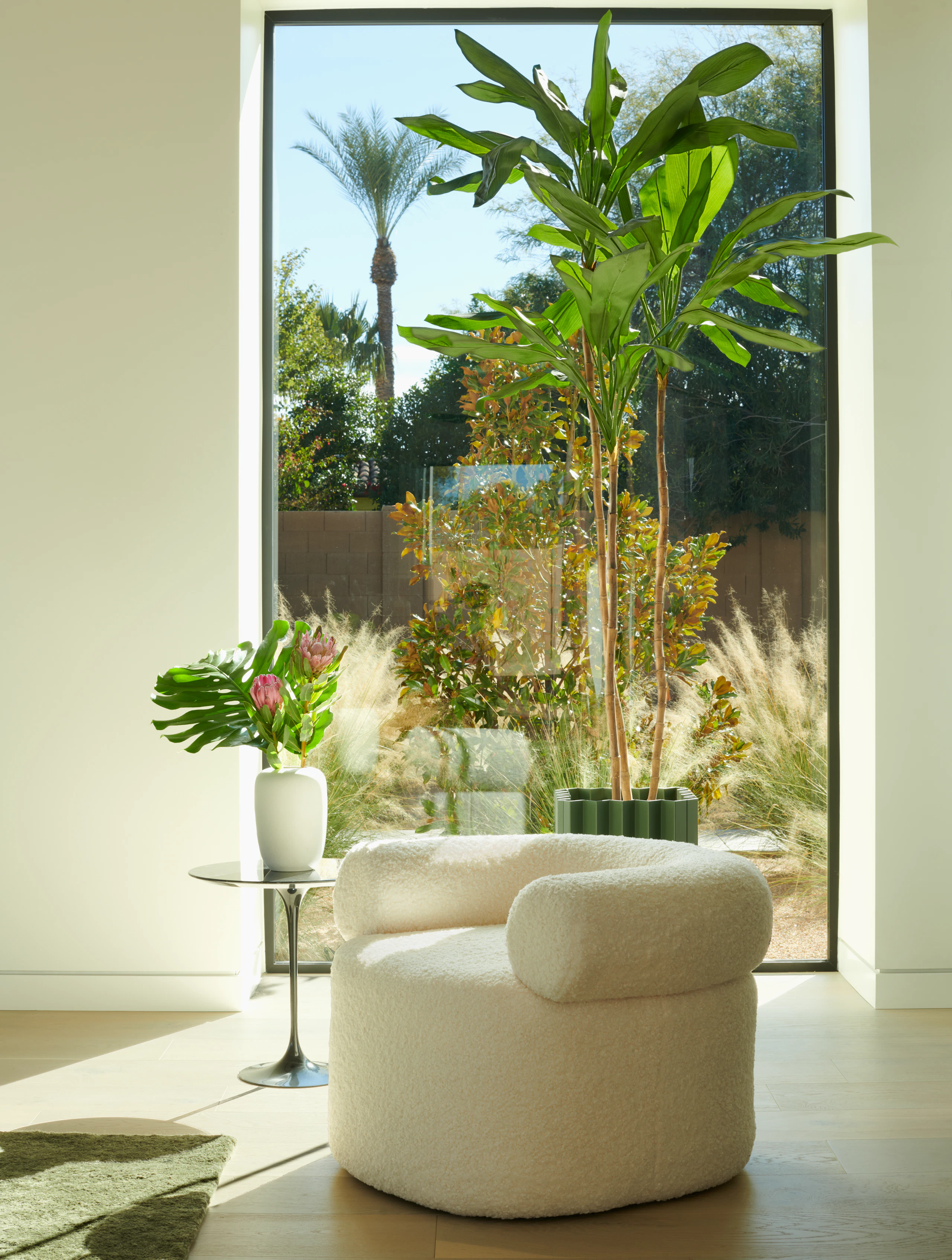 Huggy Chair, Saarinen Side Table