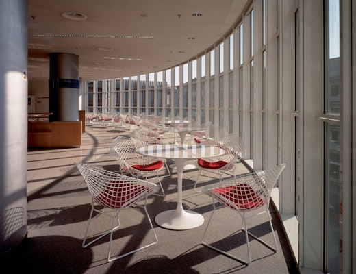 Bertoia Diamond Chairs with Saarinen Table Knoll white Bertoia Diamond Chair and marble Saarinen Table