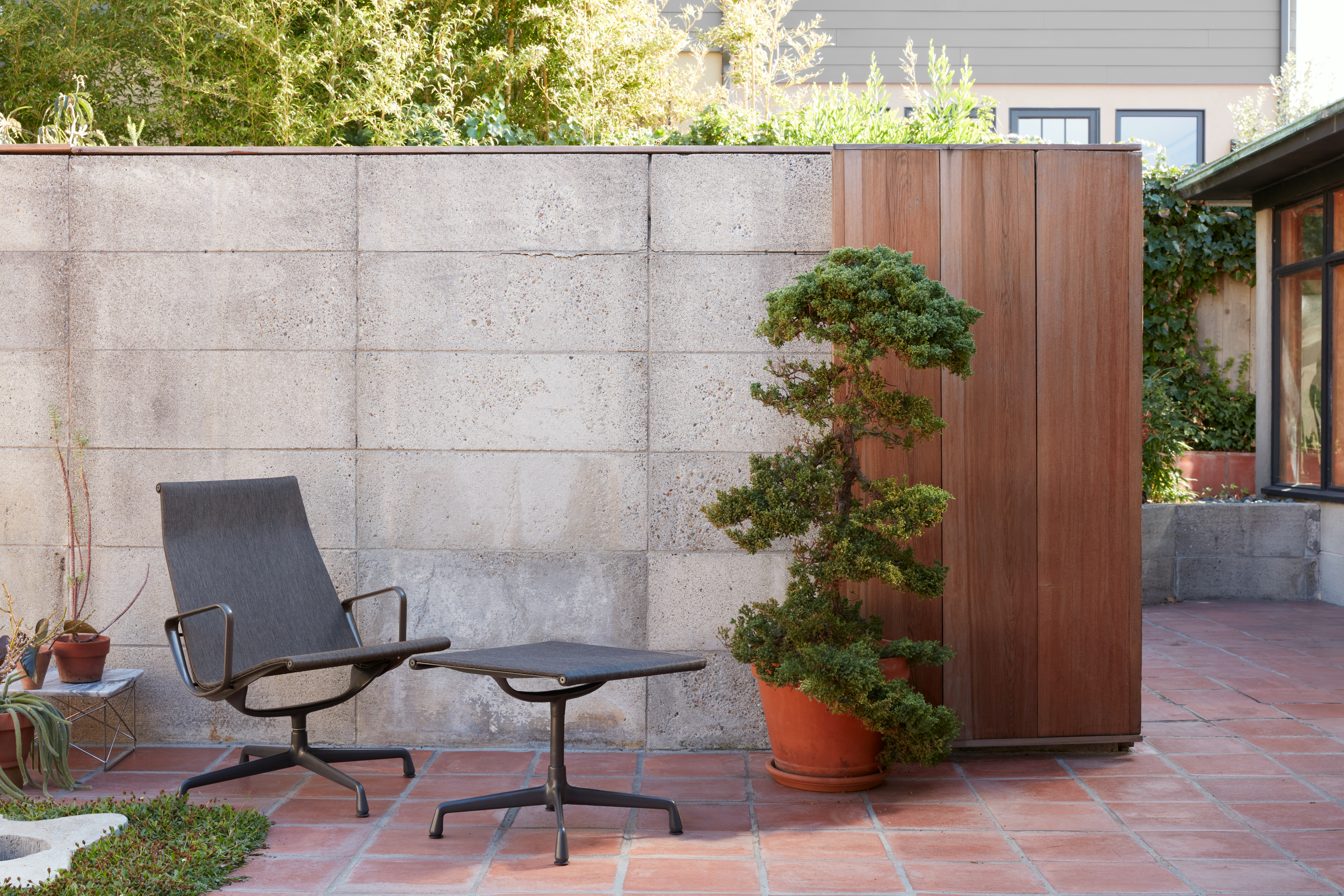 Eames Aluminum Lounge Chair - Outdoor