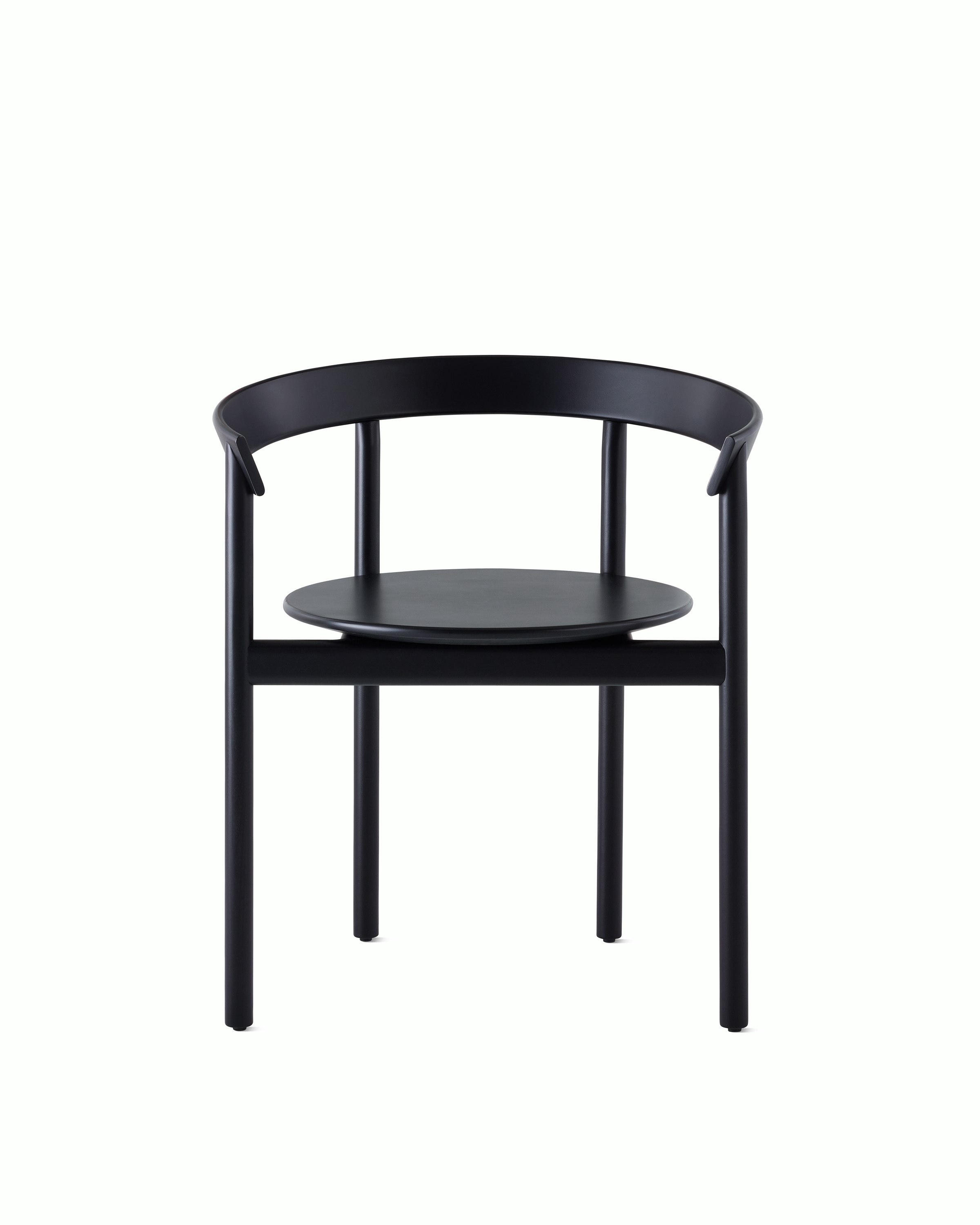 A black Comma Chair with arms, viewed from the front.