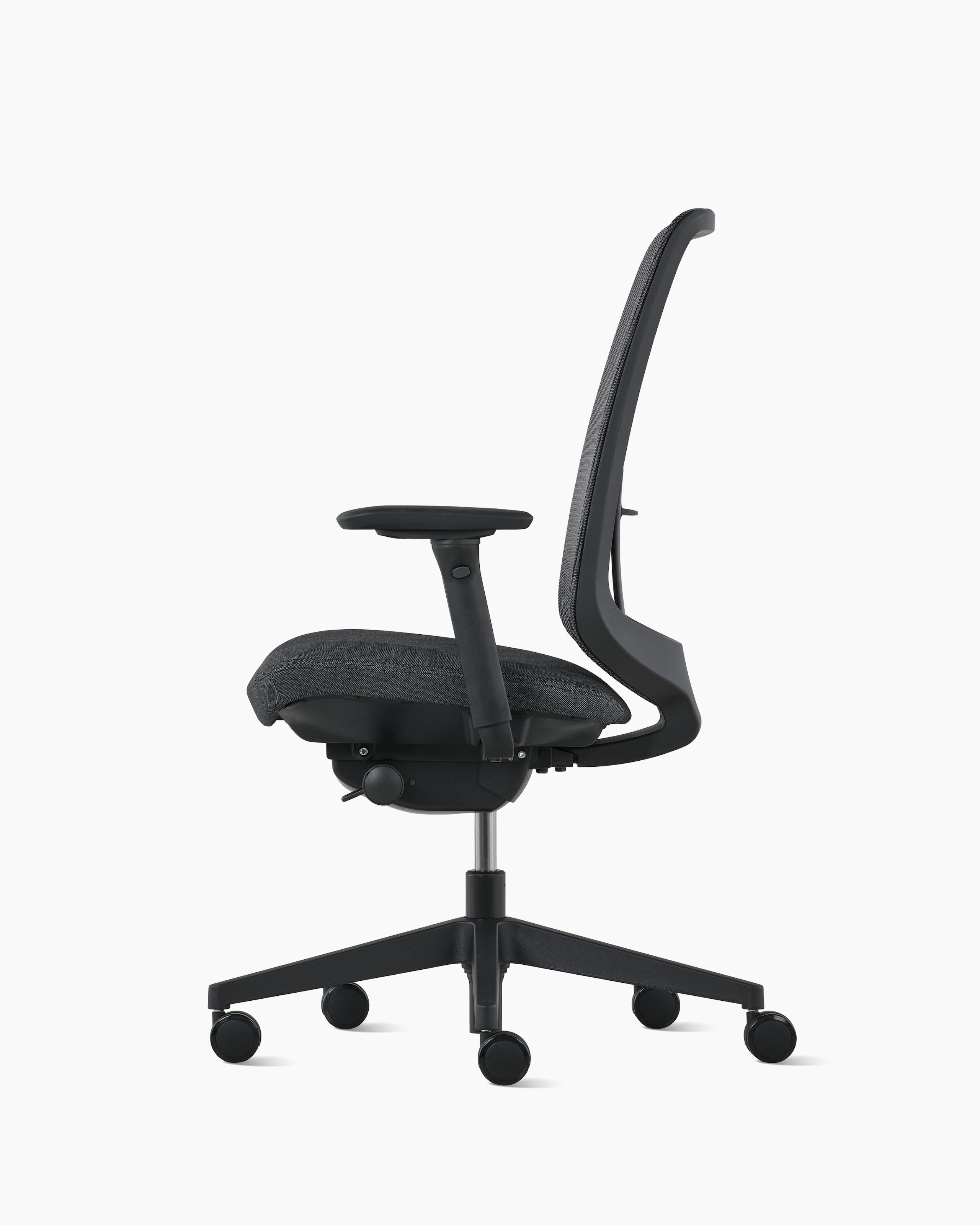 A black Verus Chair viewed from the side.