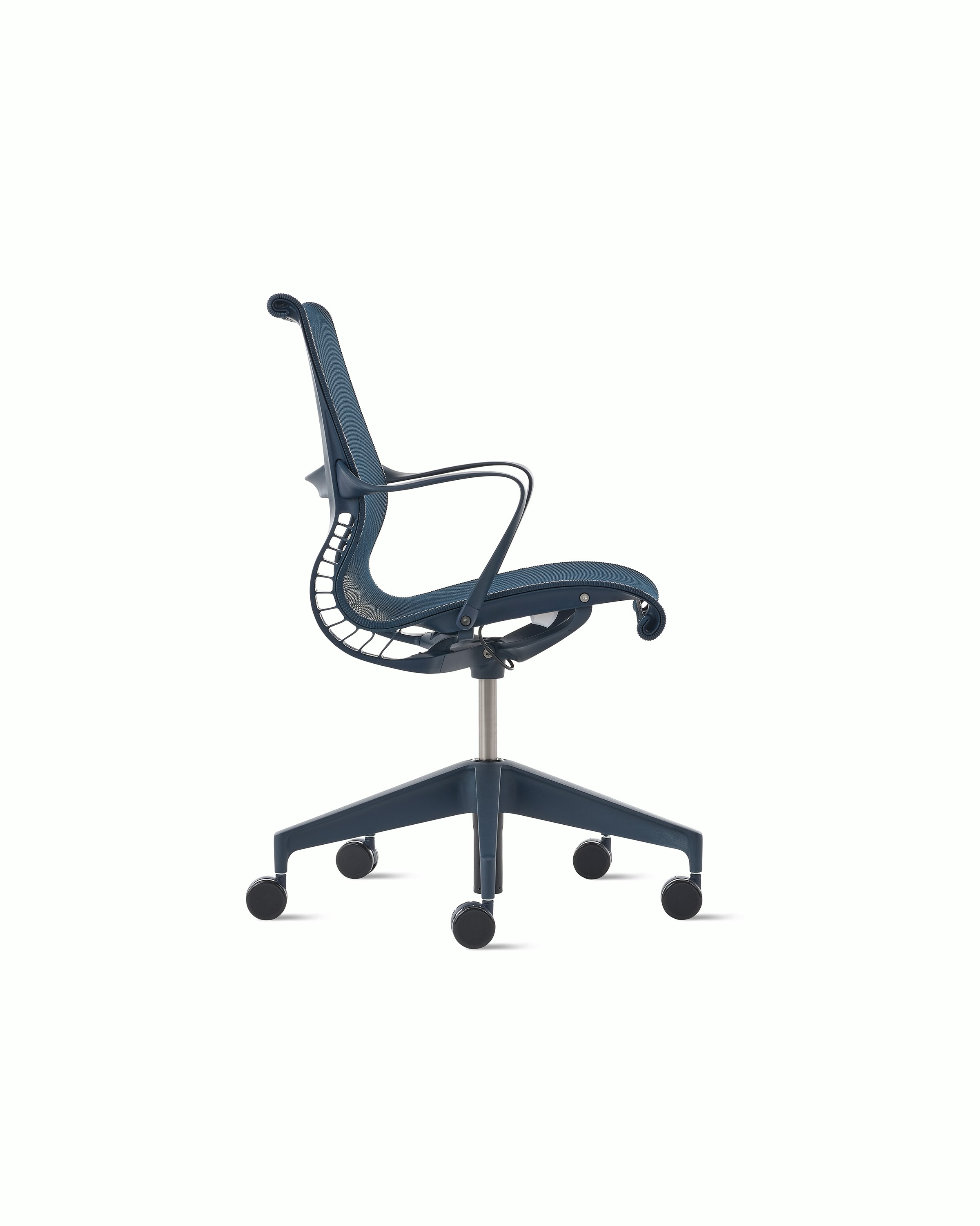 Side view of a Setu chair with fixed arms in dark blue.