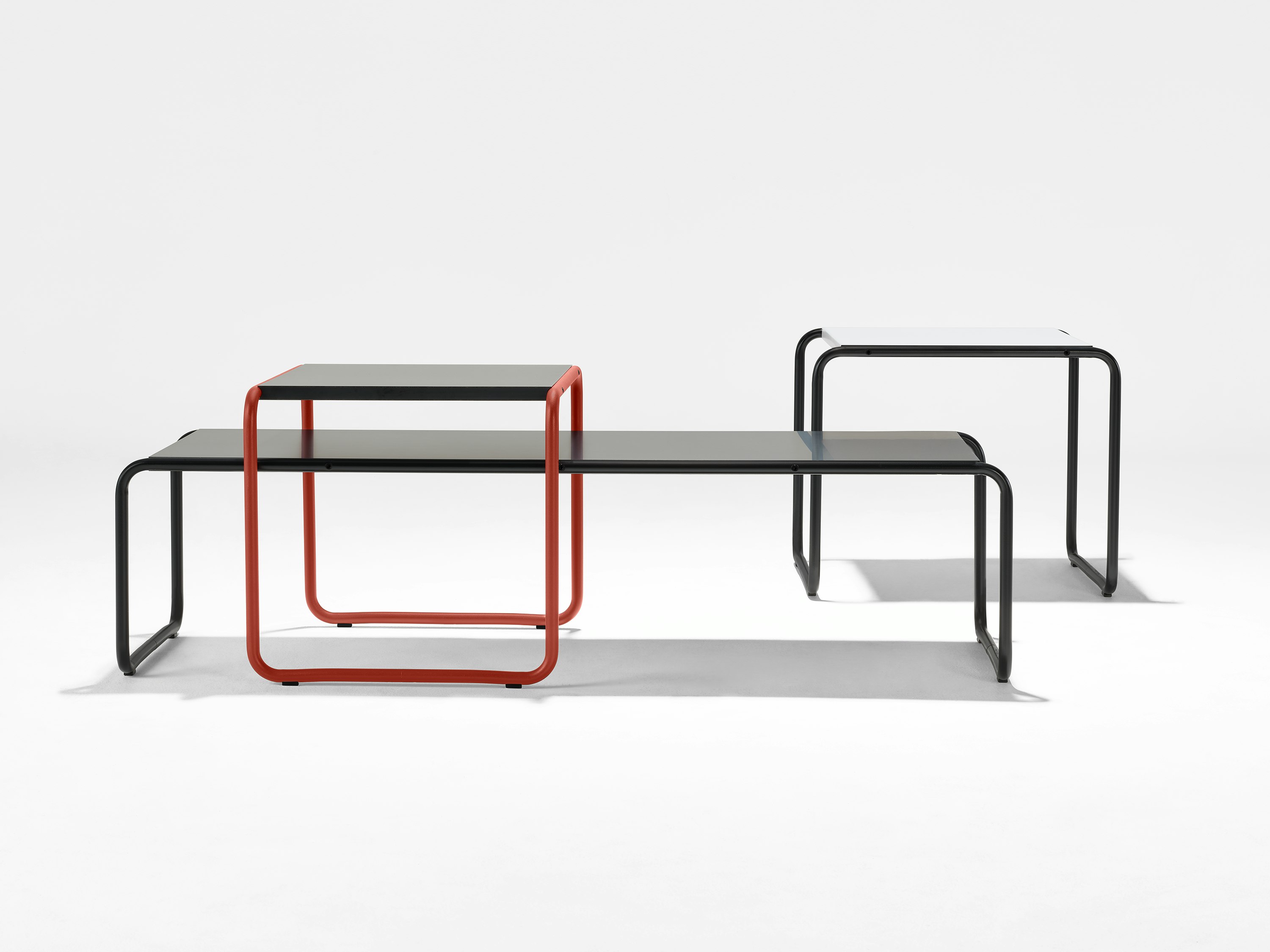 Laccio table in dark red and onyx