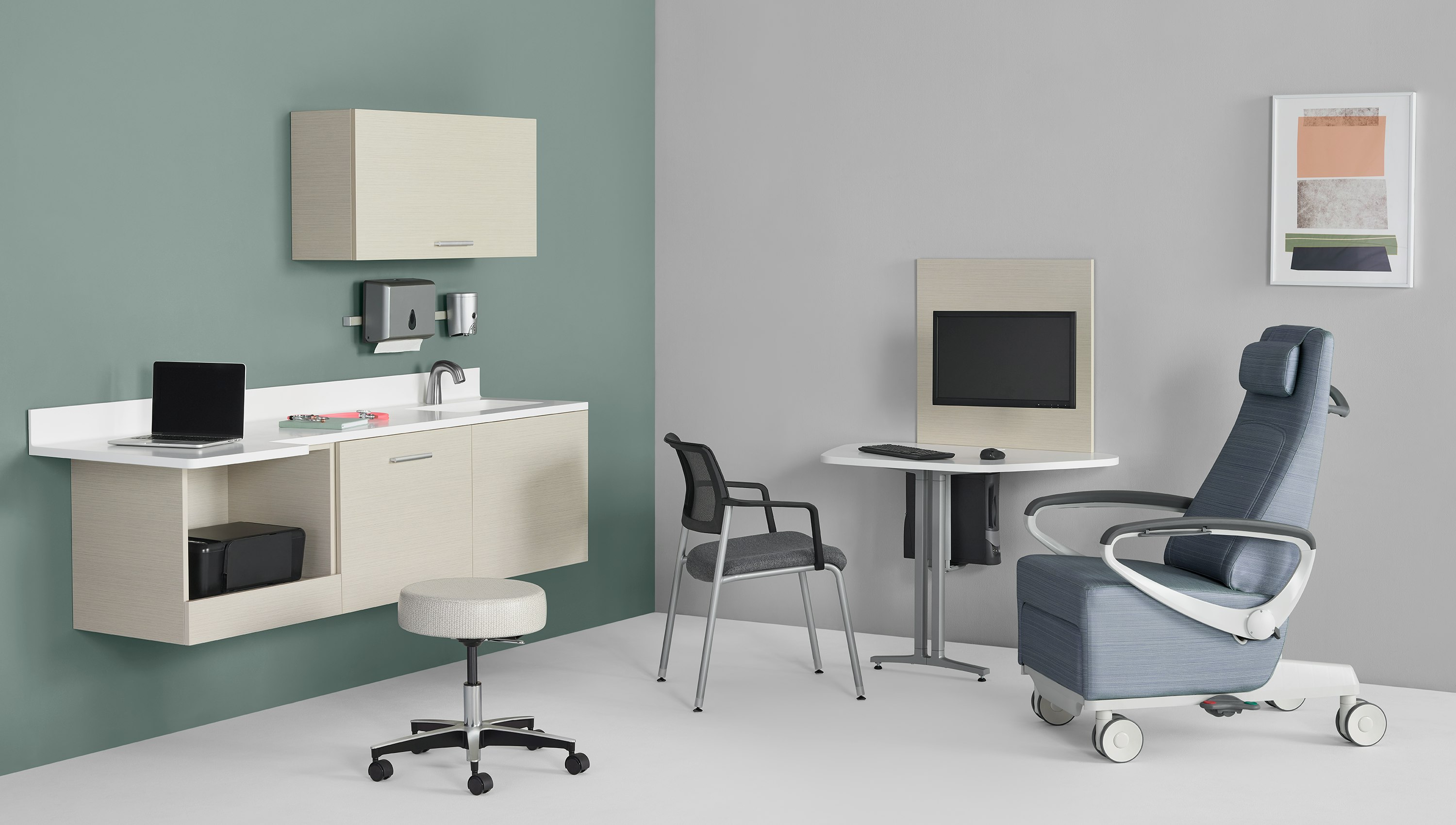 An exam room setting with Mora System casework on the wall in a light wood finish and a Mora peninsula on the side wall located between an Ava patient recliner and a Verus side chair.