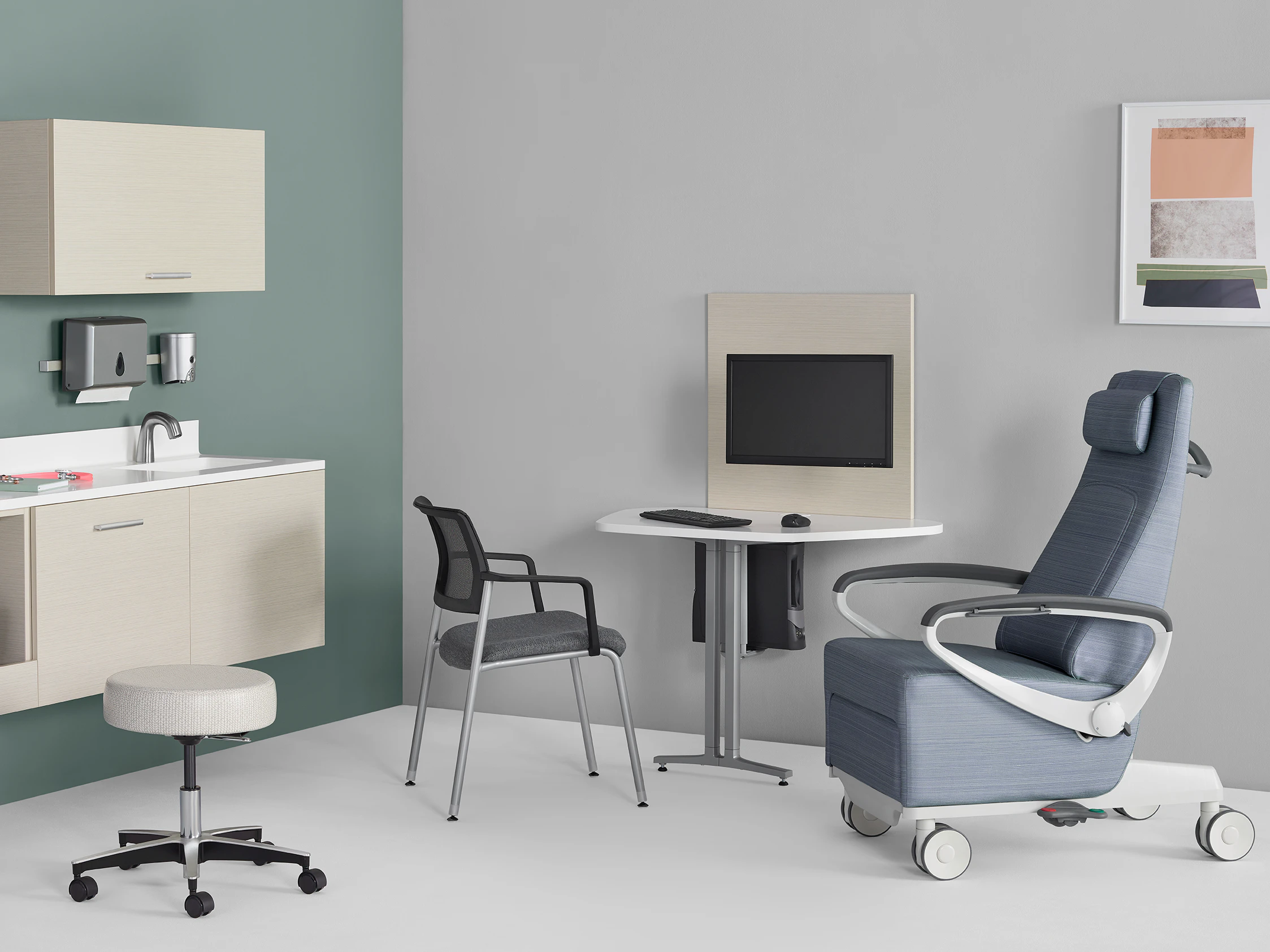 An exam room setting with Mora System casework on the wall in a light wood finish and a Mora peninsula on the side wall located between an Ava patient recliner and a Verus side chair.