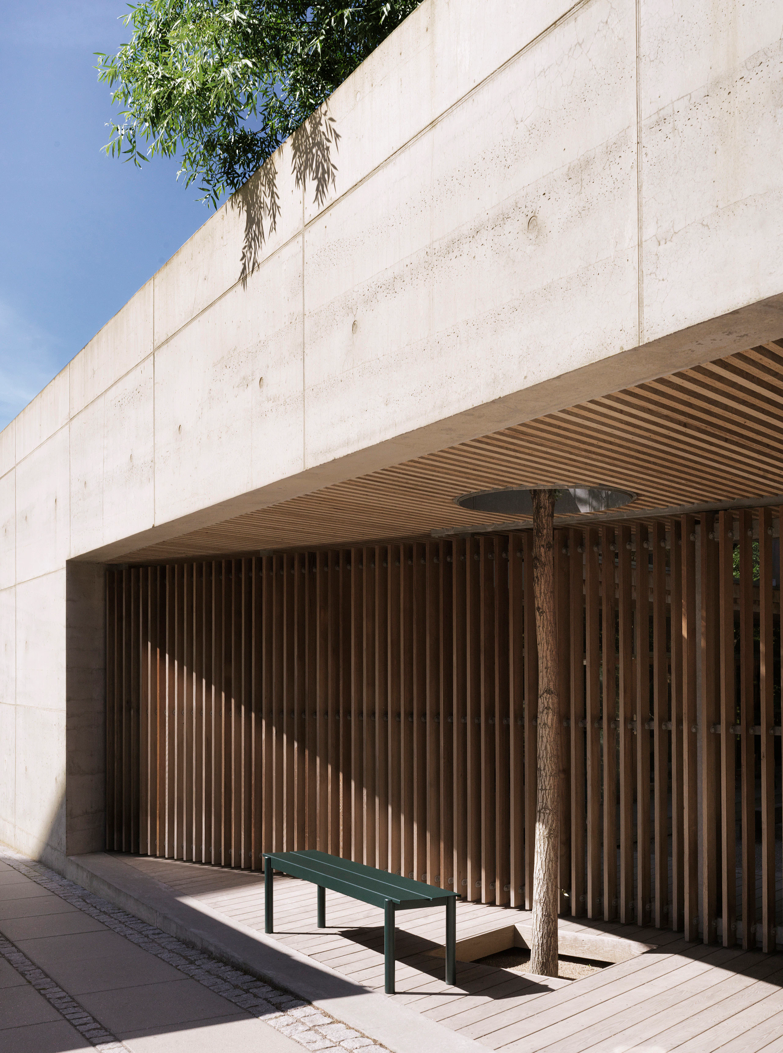 linear steel bench dark green muuto med res