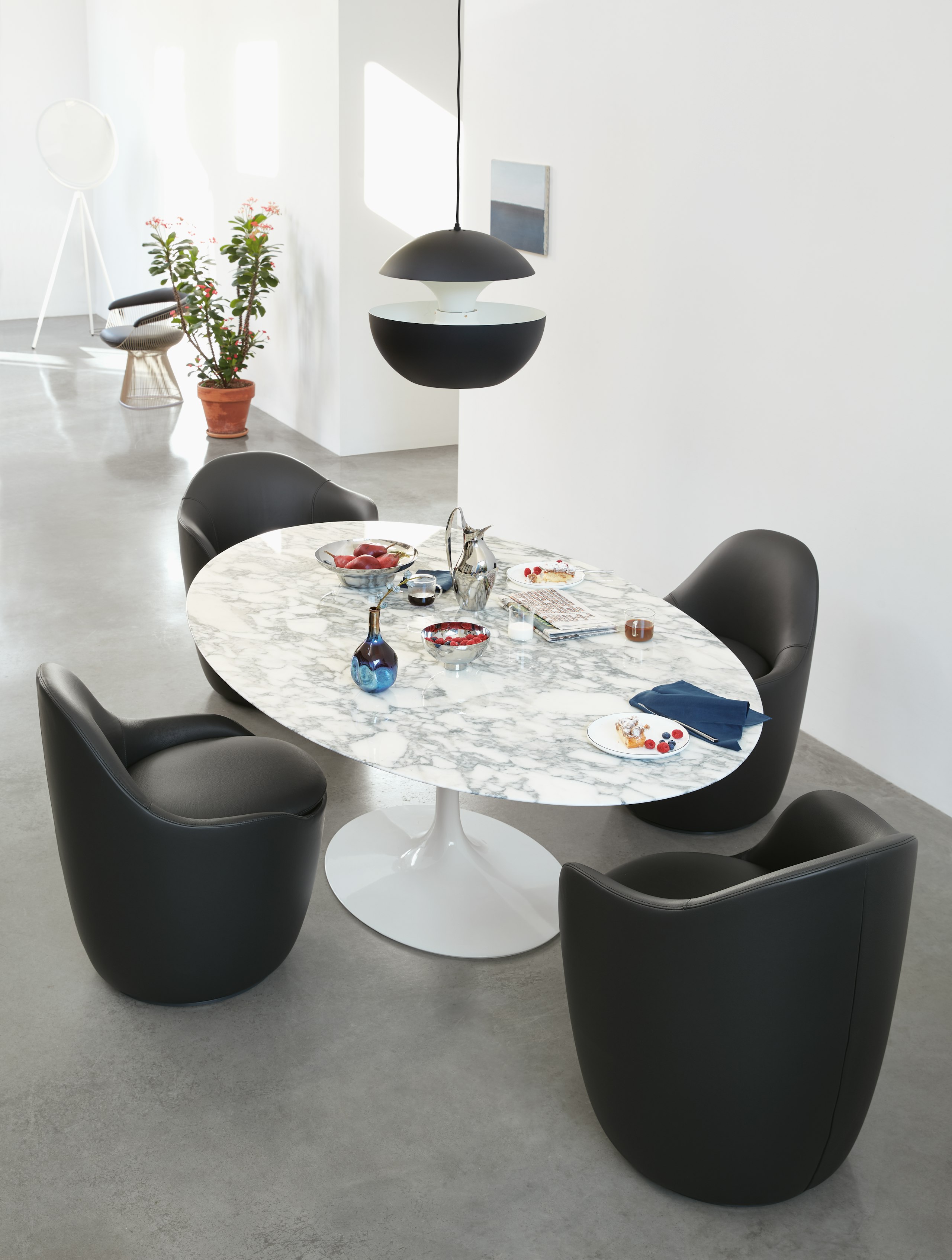 Saarinen Oval Dining Table 78 with Lína Swivel Dining Armchair and Lína Swivel Dining Side Chair