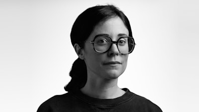 Un ritratto della specialista di coworking Pauline Roussel, che di recente ha offerto consigli su come progettare un'ottima configurazione di coworking in qualità di ospite della Serie Insight di MillerKnoll.