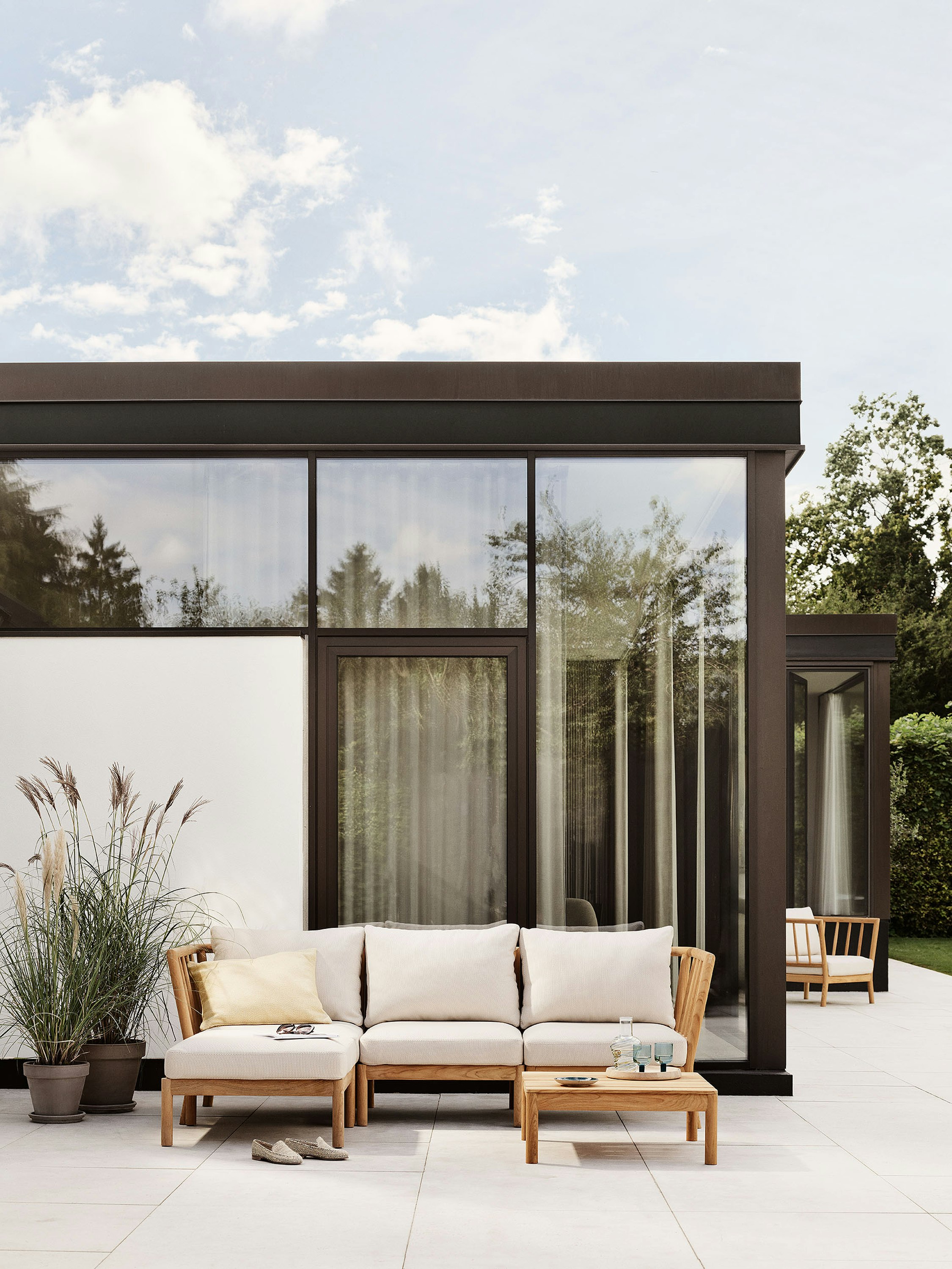 Tradition Outdoor Chaise Sectional with Table