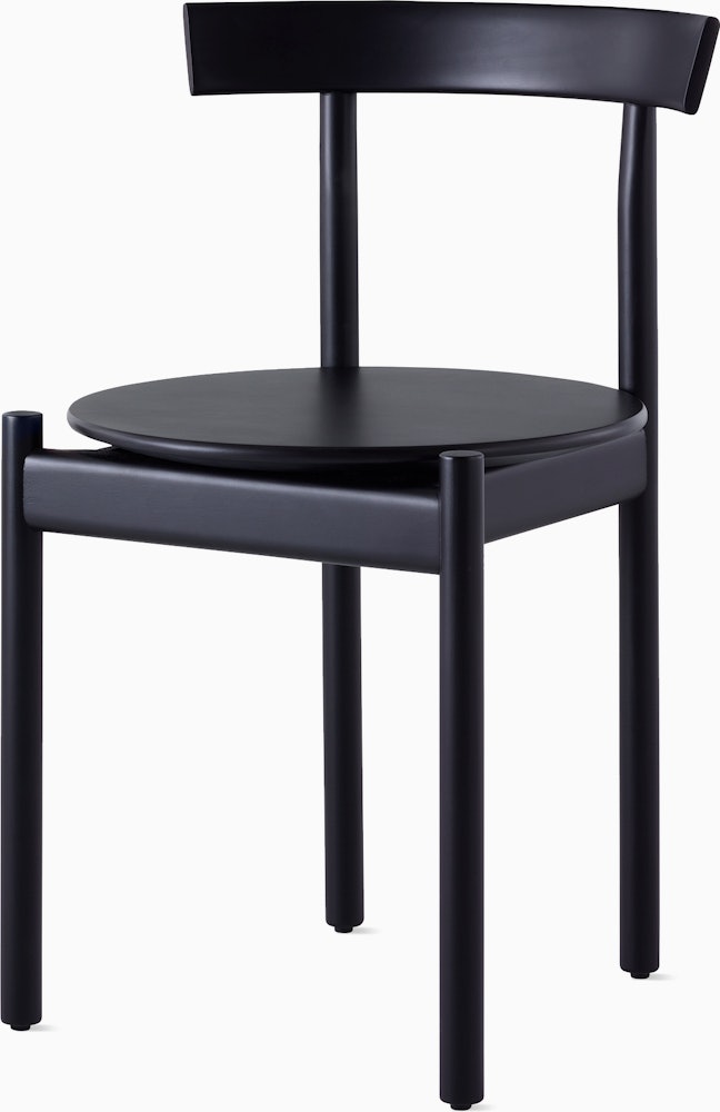 A black Comma Chair, viewed from front at an angle.